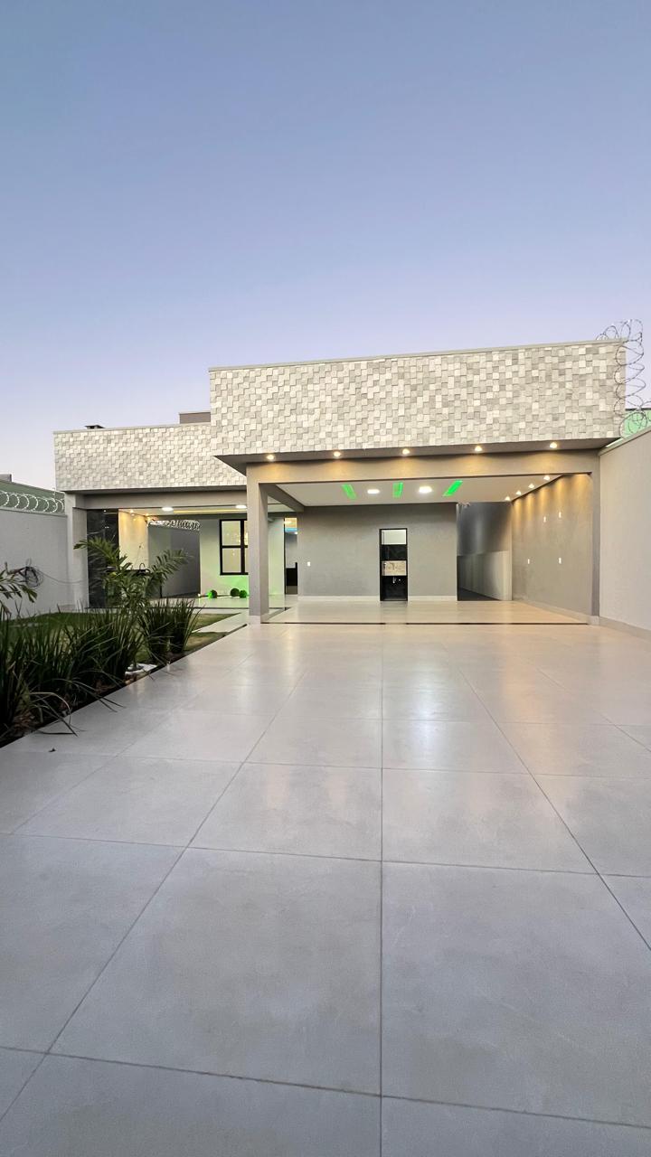 Casa auto padrão com 03 suítes disponível para venda, aceita financiamento.
