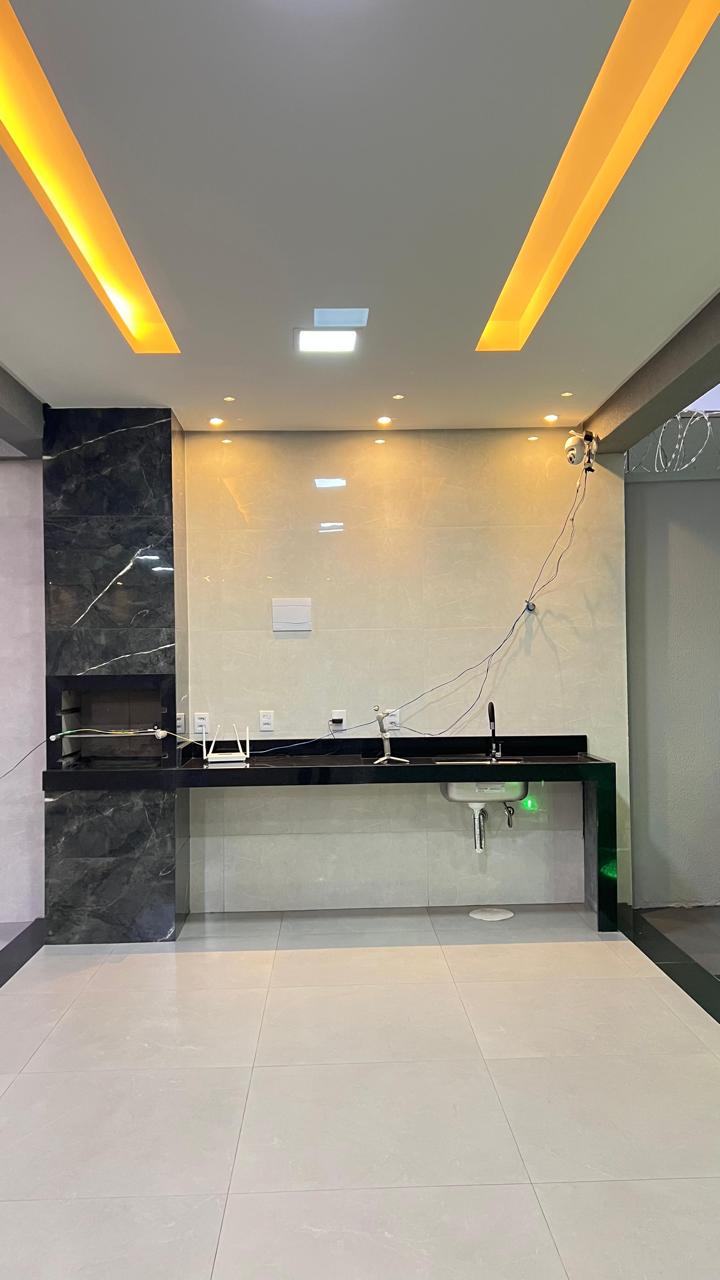 Casa auto padrão com 03 suítes disponível para venda, aceita financiamento.