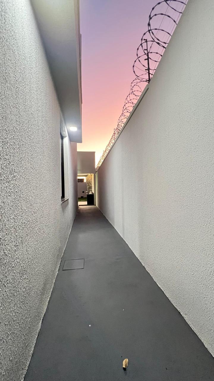 Casa auto padrão com 03 suítes disponível para venda, aceita financiamento.