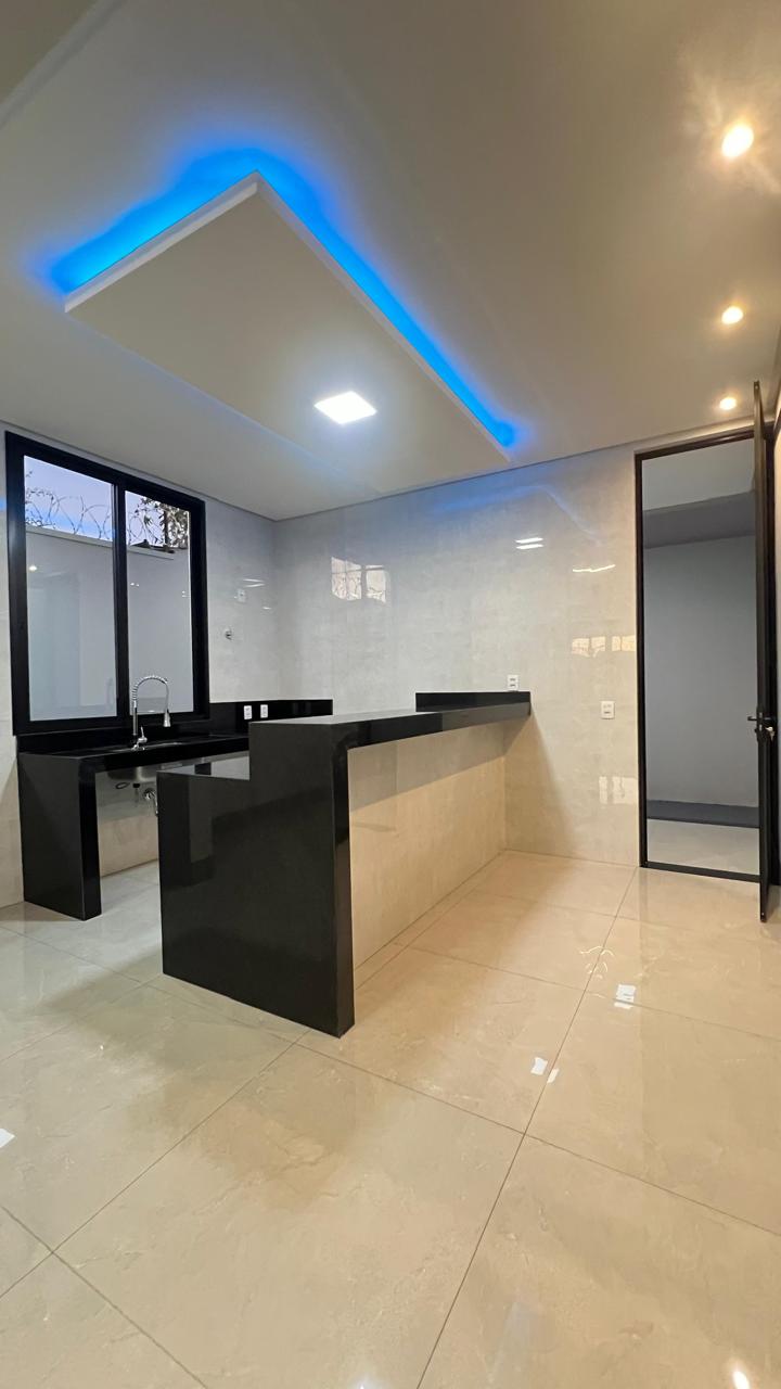 Casa auto padrão com 03 suítes disponível para venda, aceita financiamento.