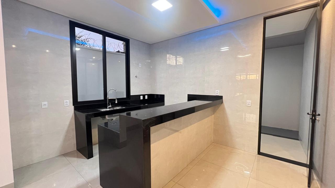 Casa auto padrão com 03 suítes disponível para venda, aceita financiamento.