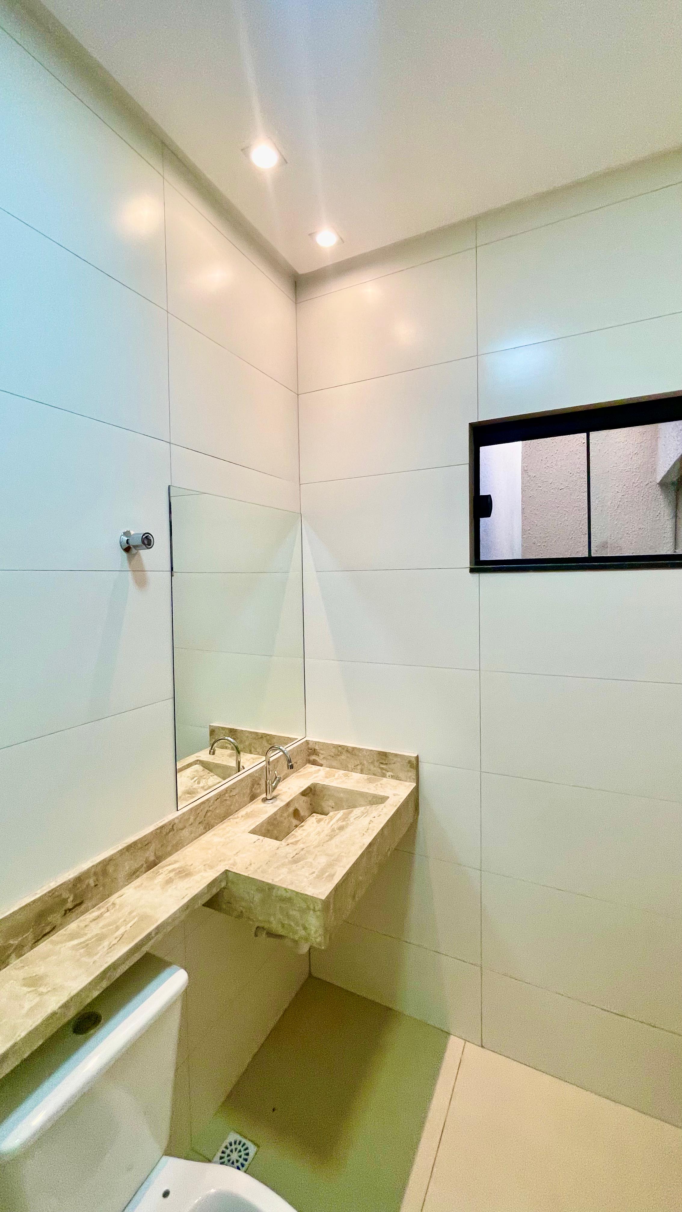 VENDO CASA DE 3 QUARTOS NA MELHOR LOCALIZAÇÃO da região do Setor NOVO PLANALTO - GOIÂNIA.