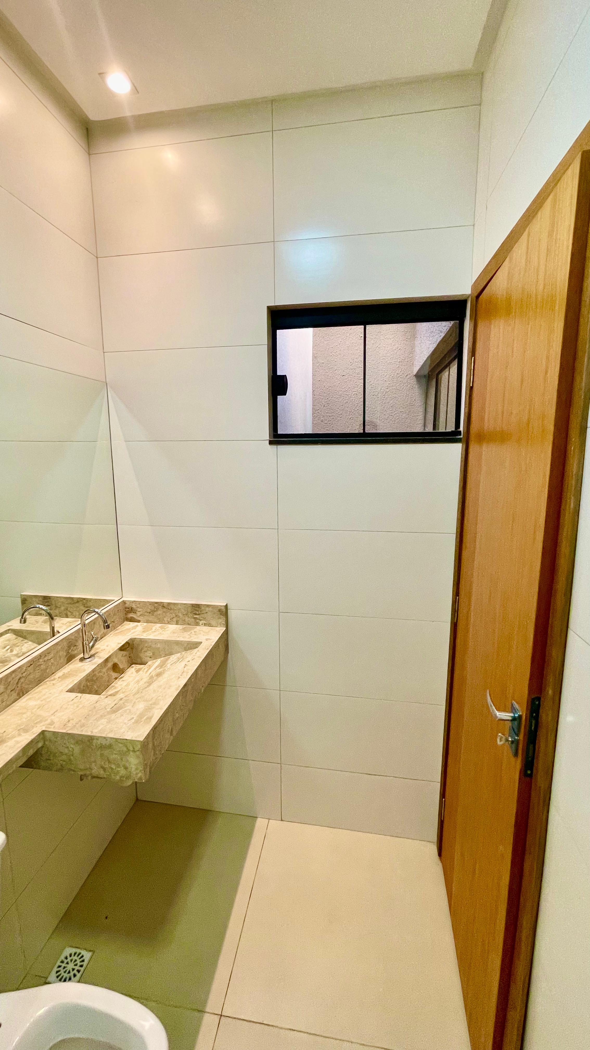 VENDO CASA DE 3 QUARTOS NA MELHOR LOCALIZAÇÃO da região do Setor NOVO PLANALTO - GOIÂNIA.