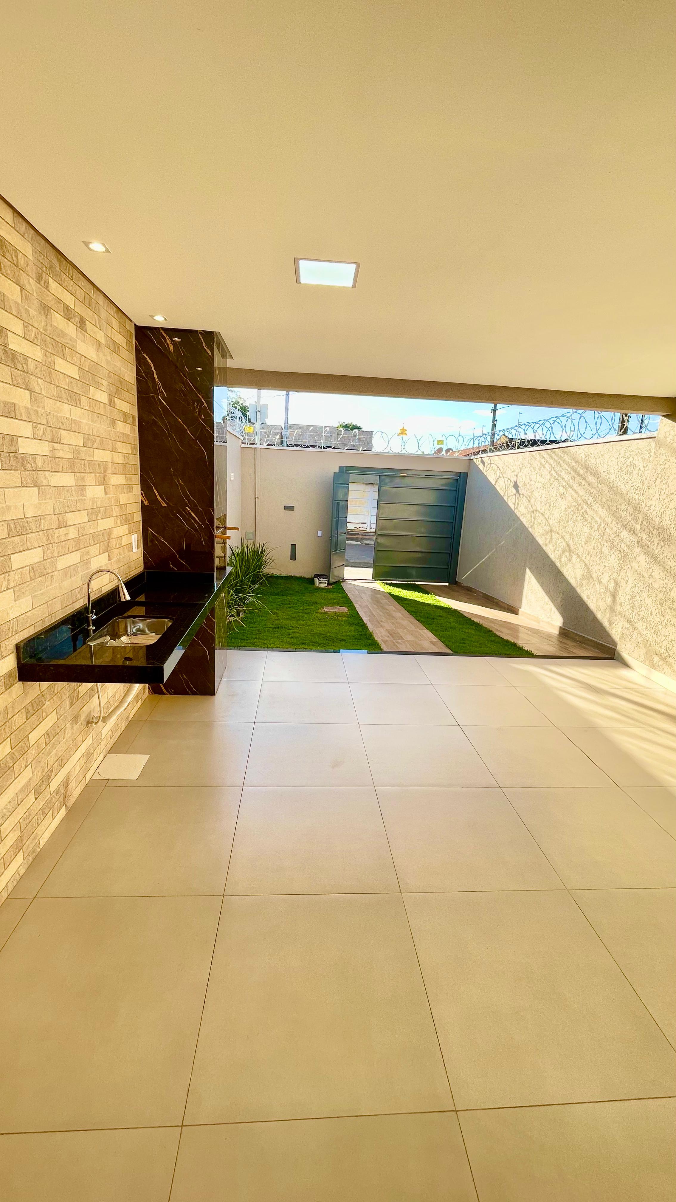 VENDO CASA DE 3 QUARTOS NA MELHOR LOCALIZAÇÃO da região do Setor NOVO PLANALTO - GOIÂNIA.