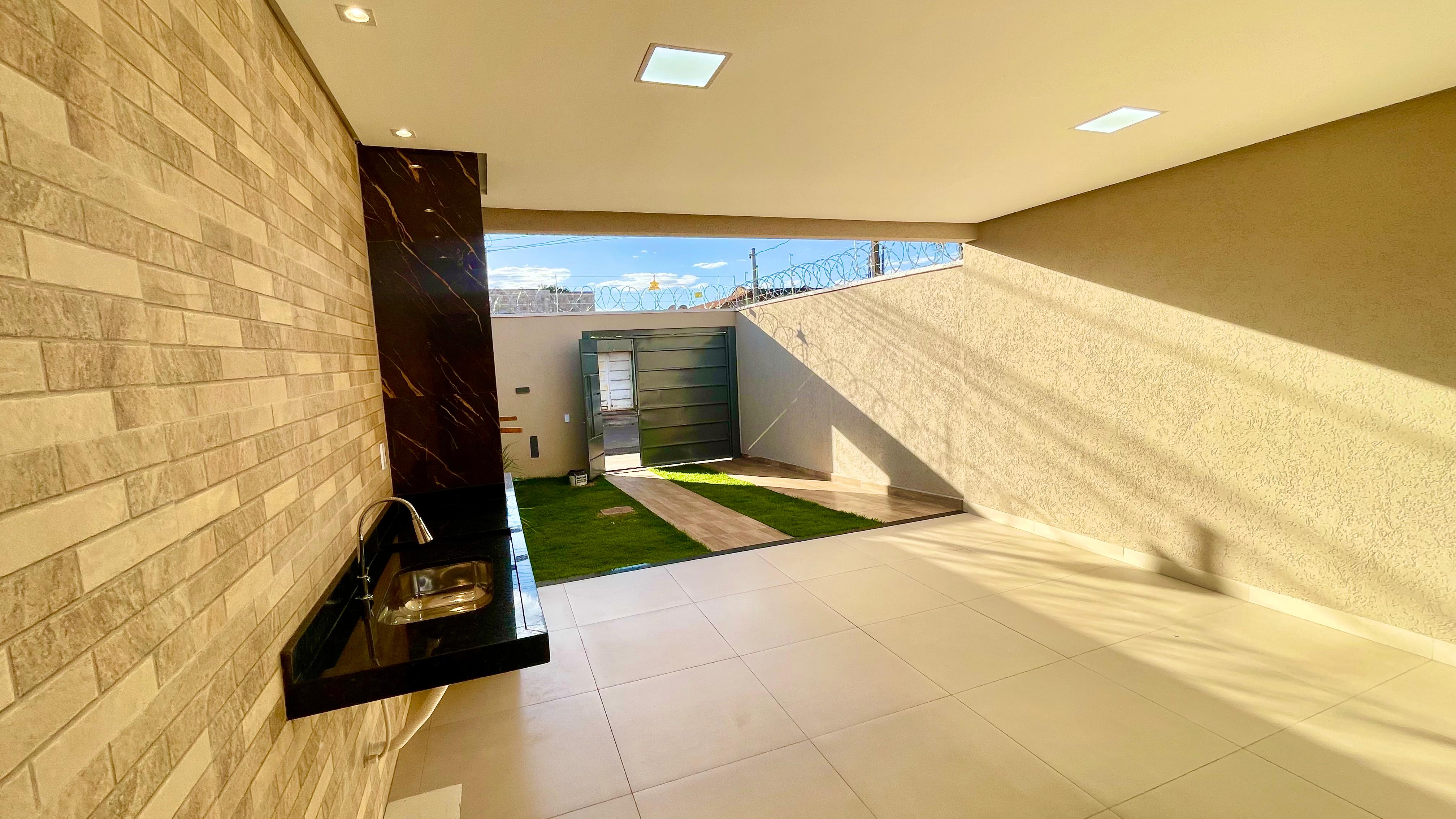 VENDO CASA DE 3 QUARTOS NA MELHOR LOCALIZAÇÃO da região do Setor NOVO PLANALTO - GOIÂNIA.