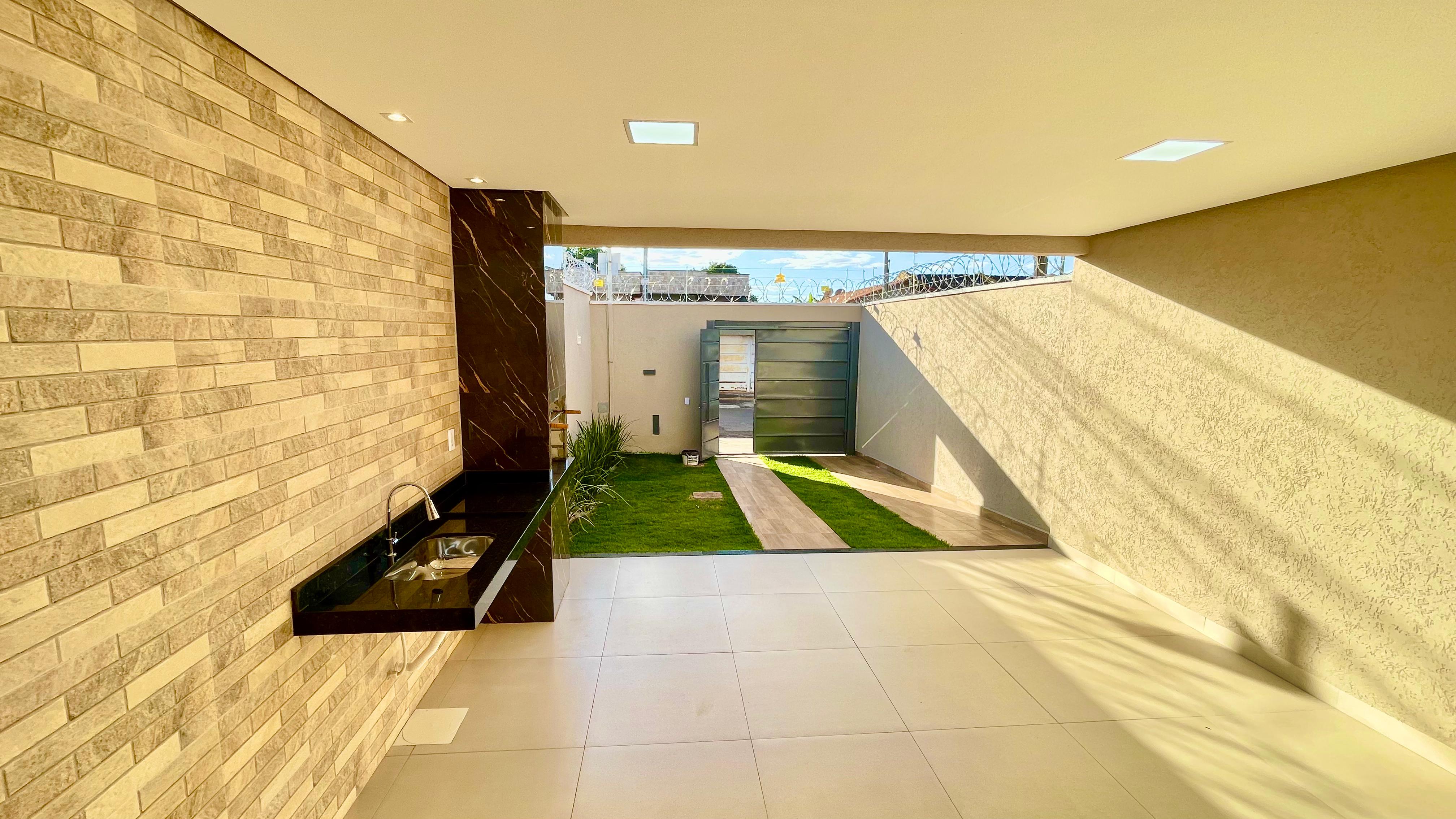 VENDO CASA DE 3 QUARTOS NA MELHOR LOCALIZAÇÃO da região do Setor NOVO PLANALTO - GOIÂNIA.