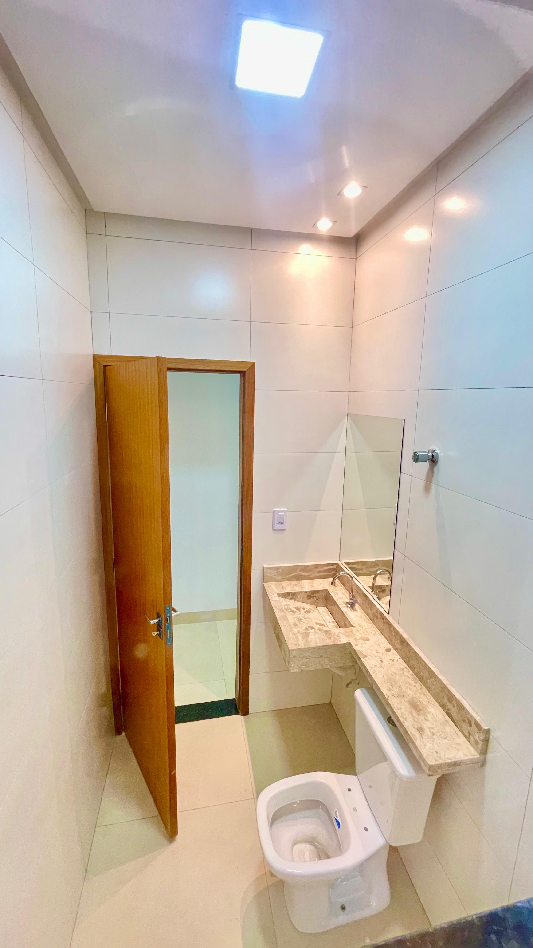 VENDO CASA DE 3 QUARTOS NA MELHOR LOCALIZAÇÃO da região do Setor NOVO PLANALTO - GOIÂNIA.