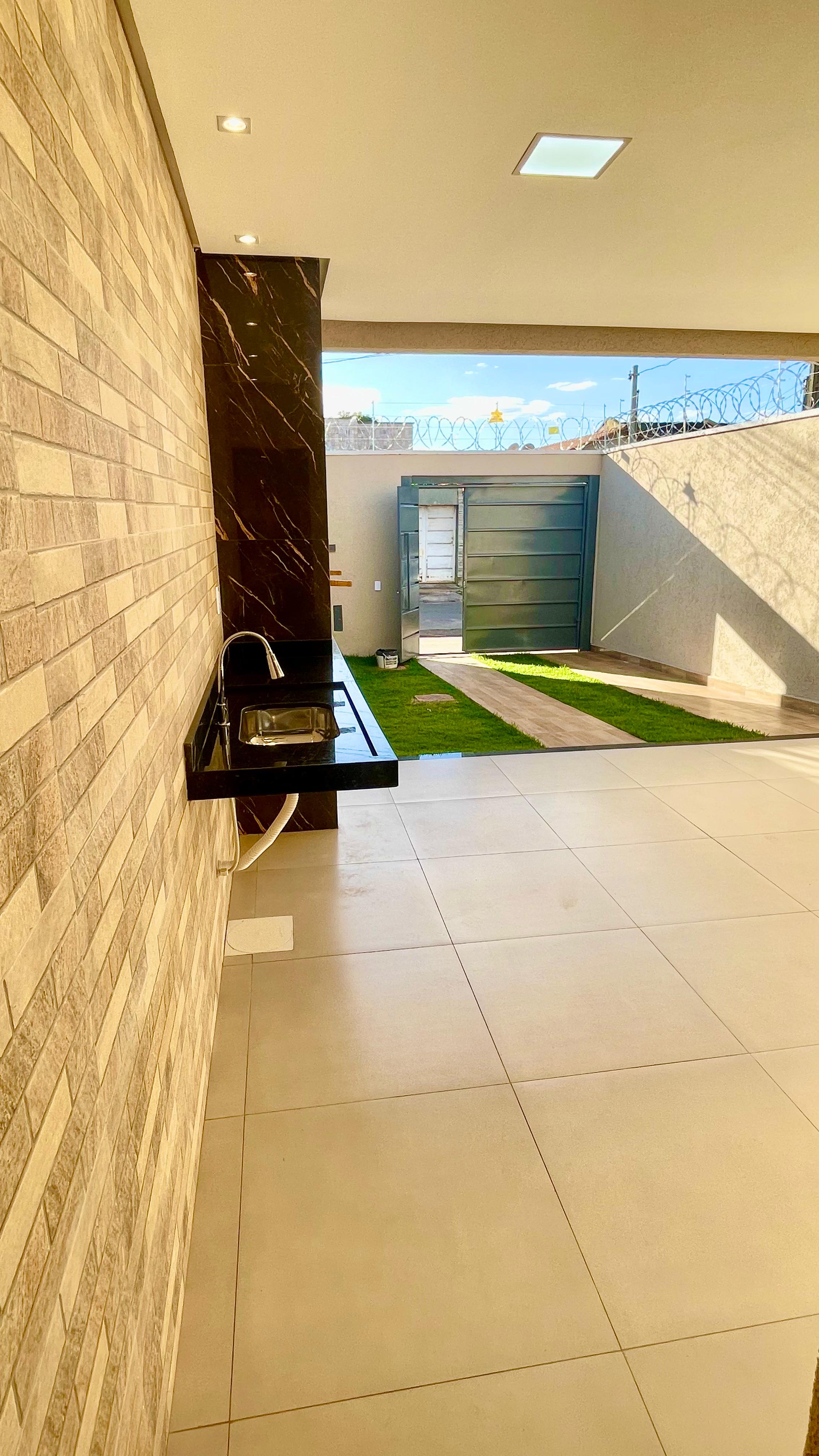 VENDO CASA DE 3 QUARTOS NA MELHOR LOCALIZAÇÃO da região do Setor NOVO PLANALTO - GOIÂNIA.