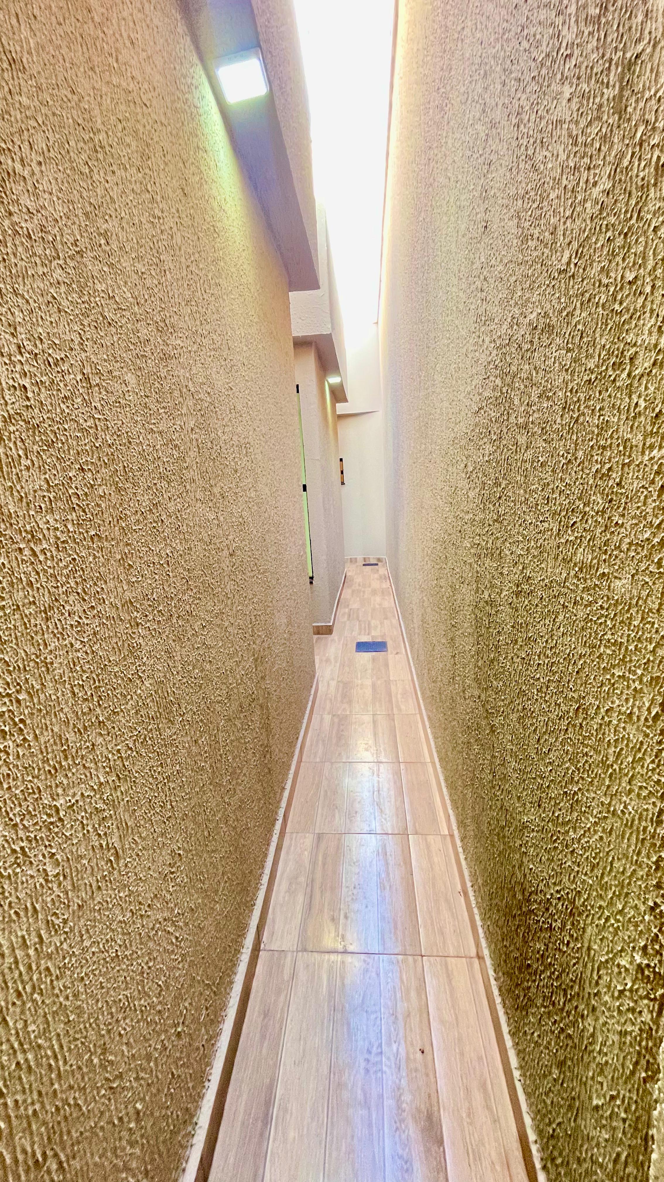 VENDO CASA DE 3 QUARTOS NA MELHOR LOCALIZAÇÃO da região do Setor NOVO PLANALTO - GOIÂNIA.