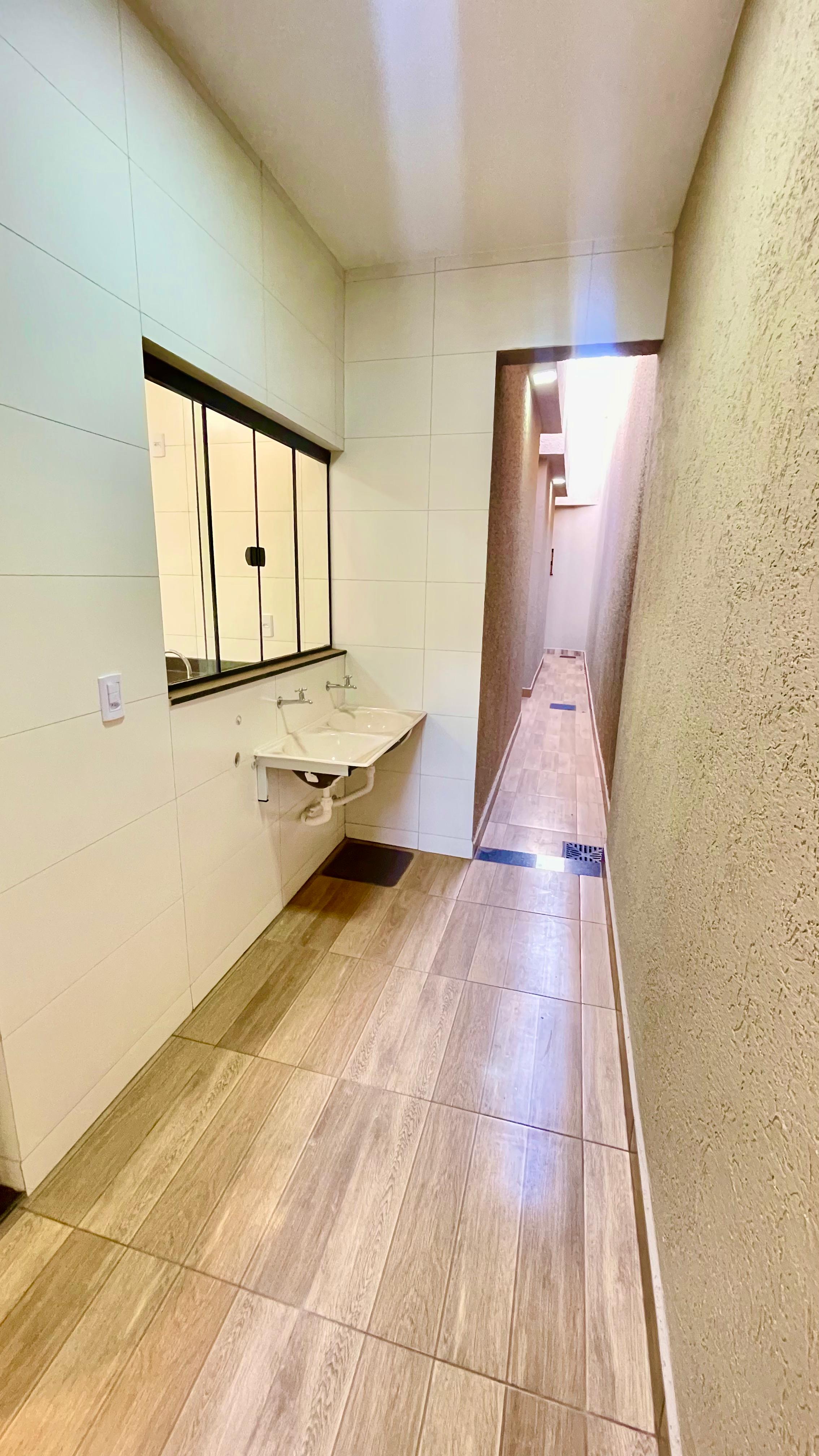 VENDO CASA DE 3 QUARTOS NA MELHOR LOCALIZAÇÃO da região do Setor NOVO PLANALTO - GOIÂNIA.