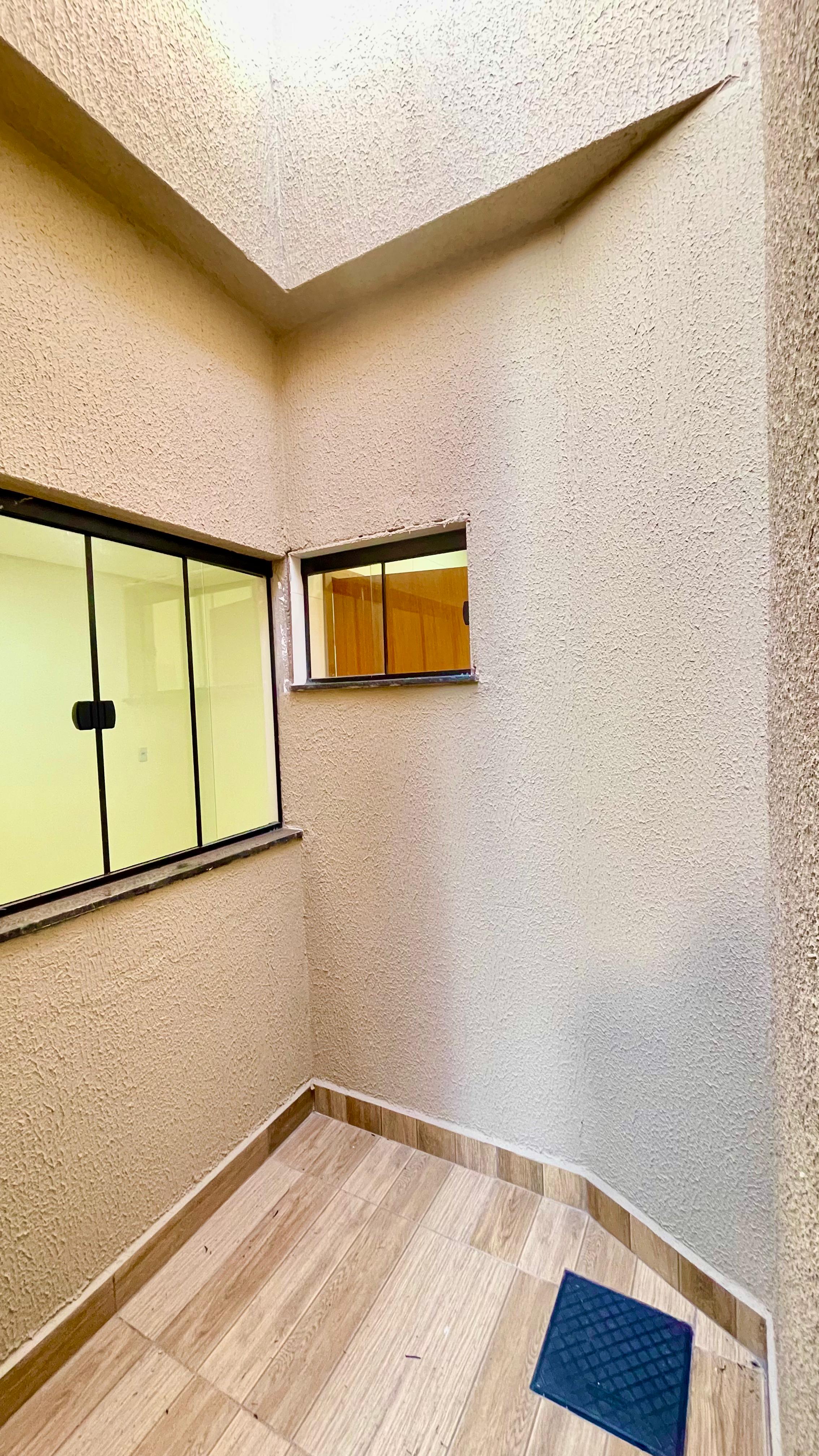 VENDO CASA DE 3 QUARTOS NA MELHOR LOCALIZAÇÃO da região do Setor NOVO PLANALTO - GOIÂNIA.