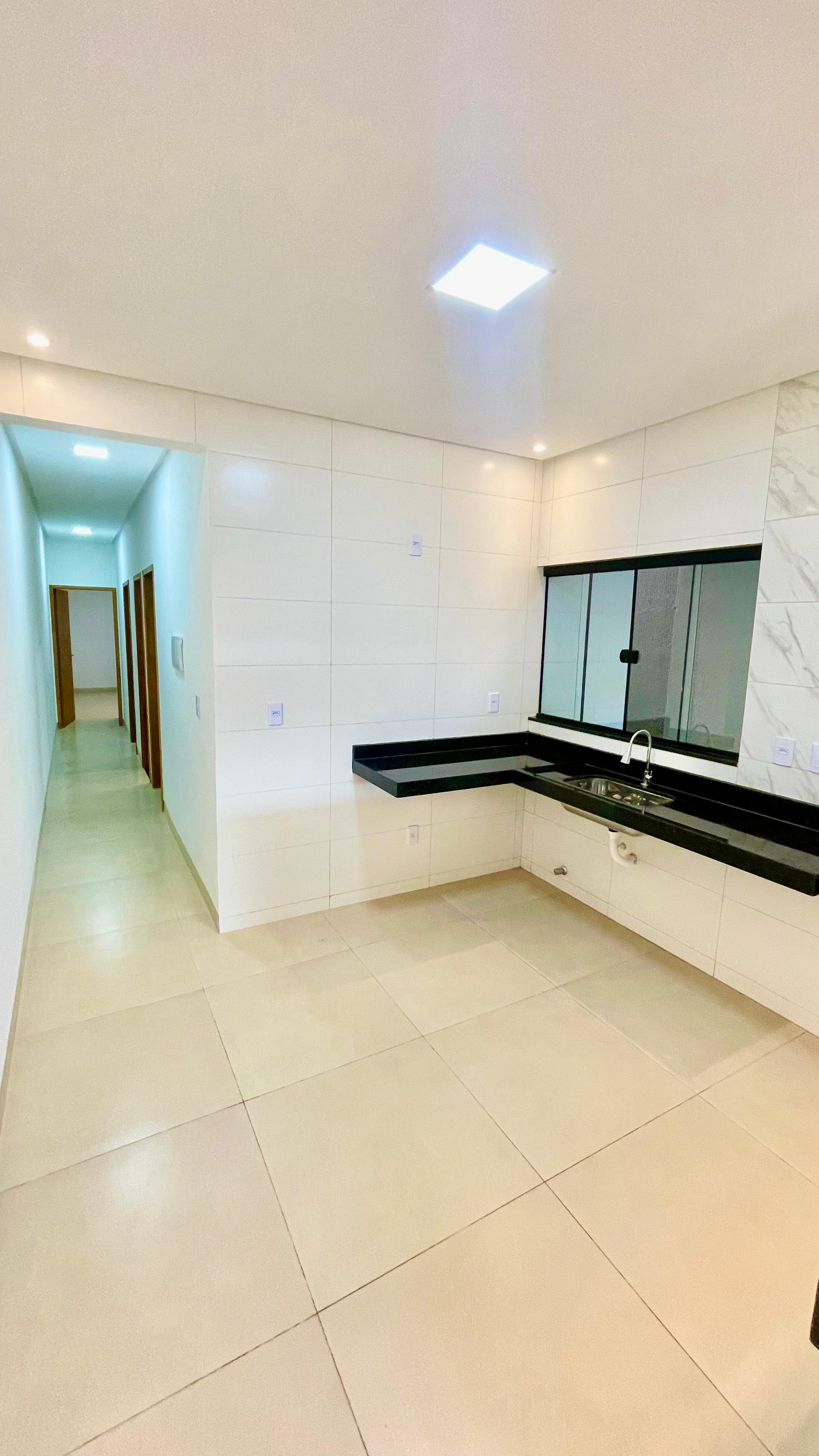 VENDO CASA DE 3 QUARTOS NA MELHOR LOCALIZAÇÃO da região do Setor NOVO PLANALTO - GOIÂNIA.