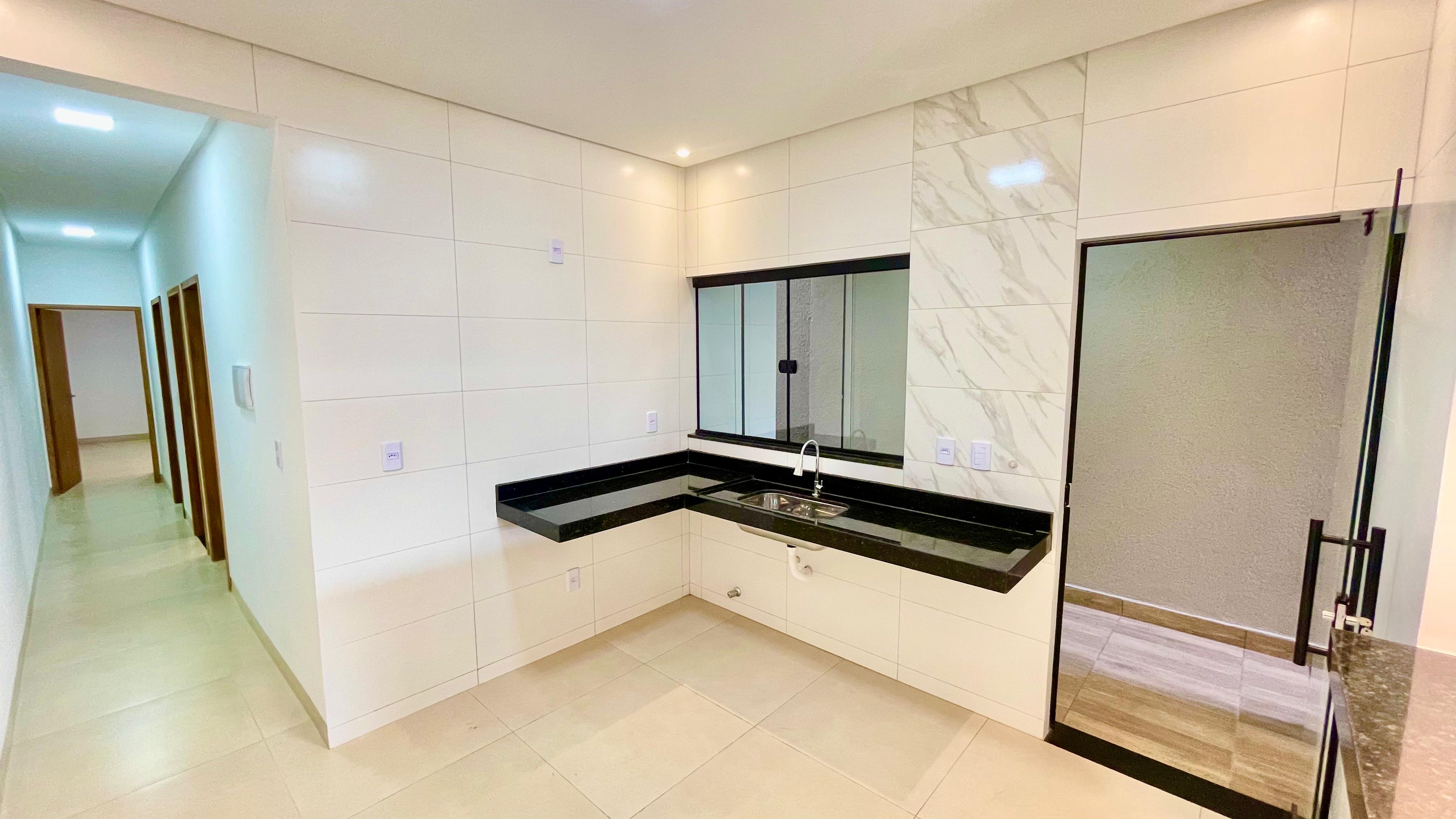 VENDO CASA DE 3 QUARTOS NA MELHOR LOCALIZAÇÃO da região do Setor NOVO PLANALTO - GOIÂNIA.