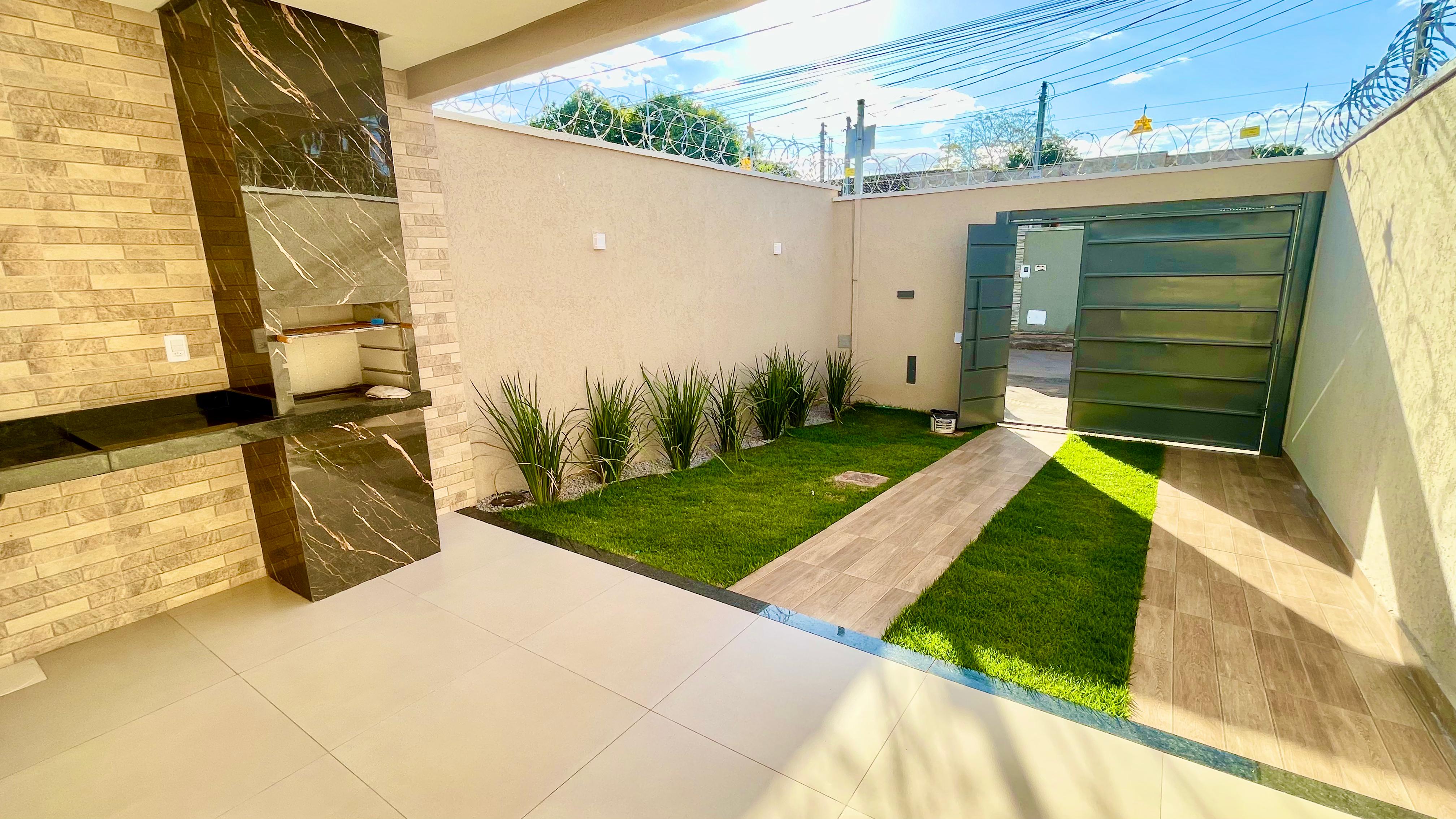 VENDO CASA DE 3 QUARTOS NA MELHOR LOCALIZAÇÃO da região do Setor NOVO PLANALTO - GOIÂNIA.