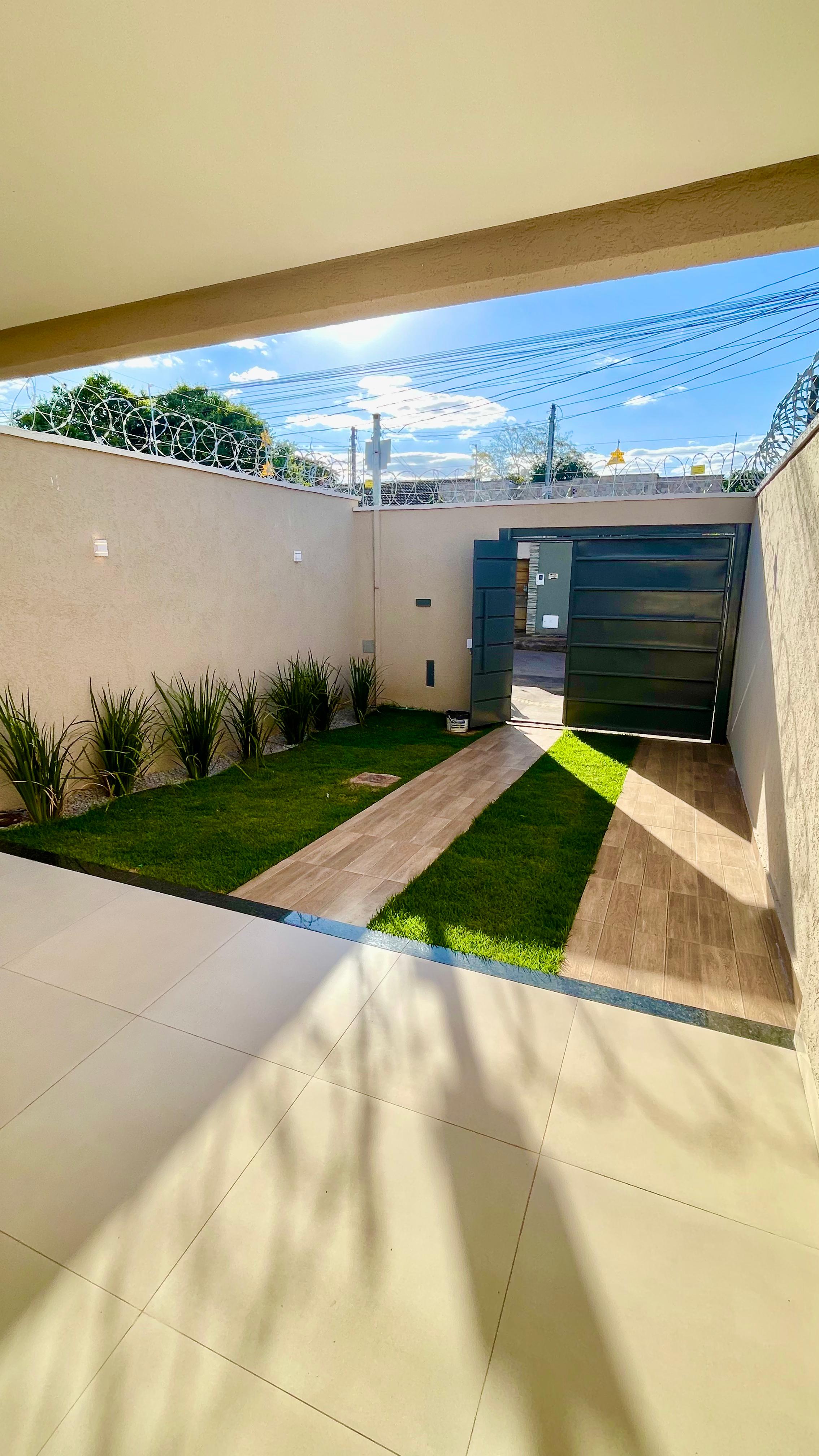 VENDO CASA DE 3 QUARTOS NA MELHOR LOCALIZAÇÃO da região do Setor NOVO PLANALTO - GOIÂNIA.