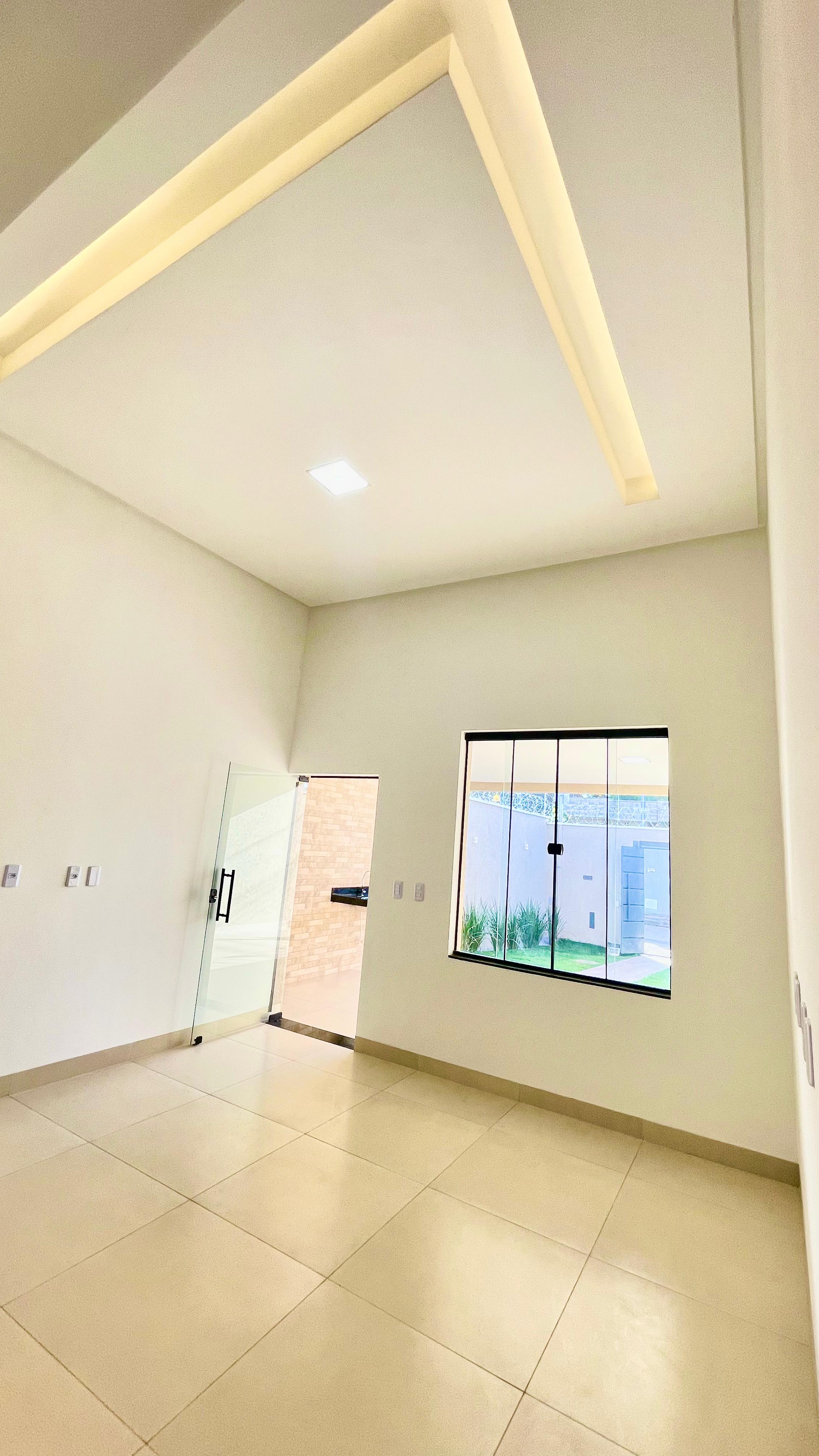 VENDO CASA DE 3 QUARTOS NA MELHOR LOCALIZAÇÃO da região do Setor NOVO PLANALTO - GOIÂNIA.