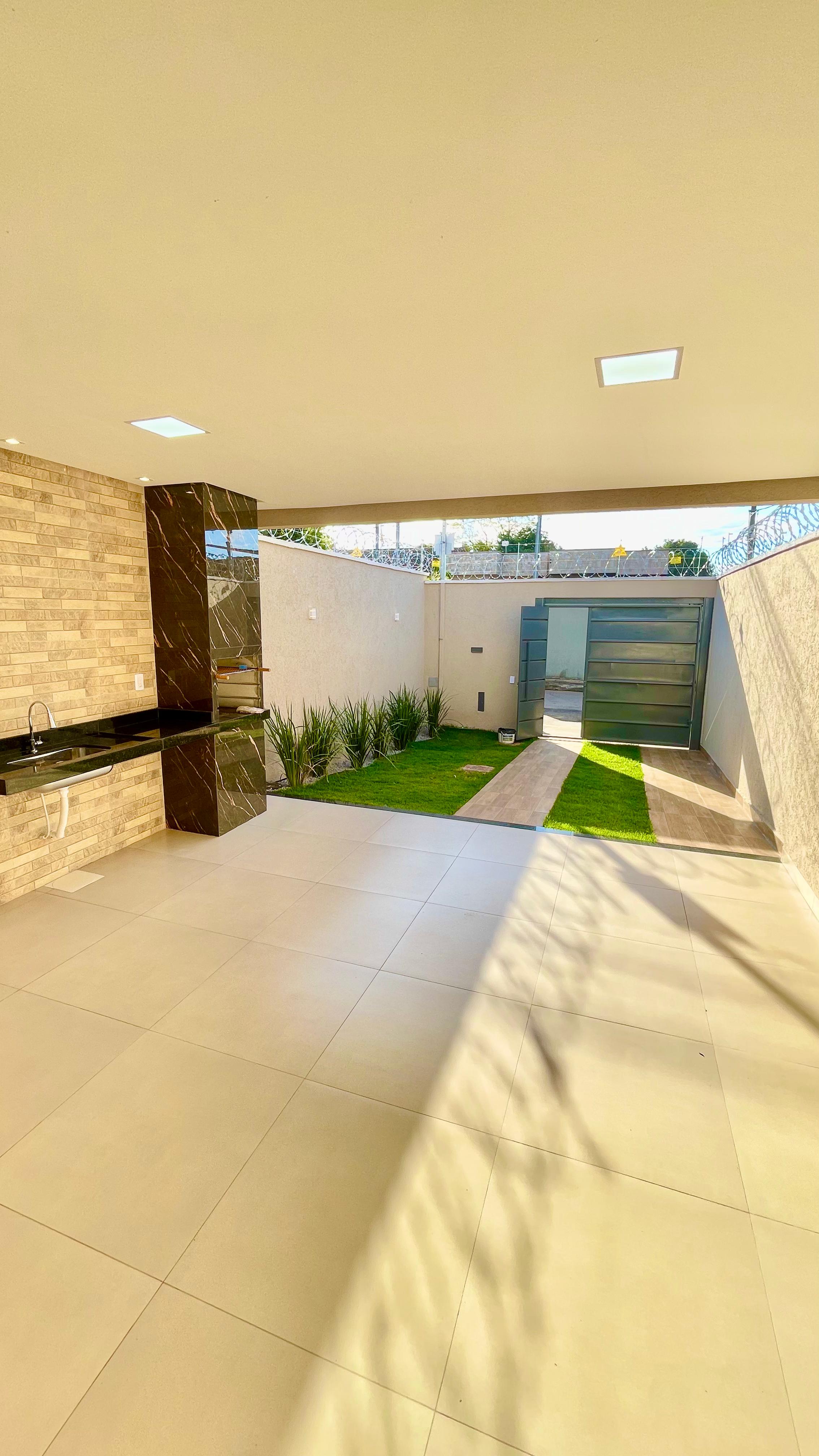 VENDO CASA DE 3 QUARTOS NA MELHOR LOCALIZAÇÃO da região do Setor NOVO PLANALTO - GOIÂNIA.