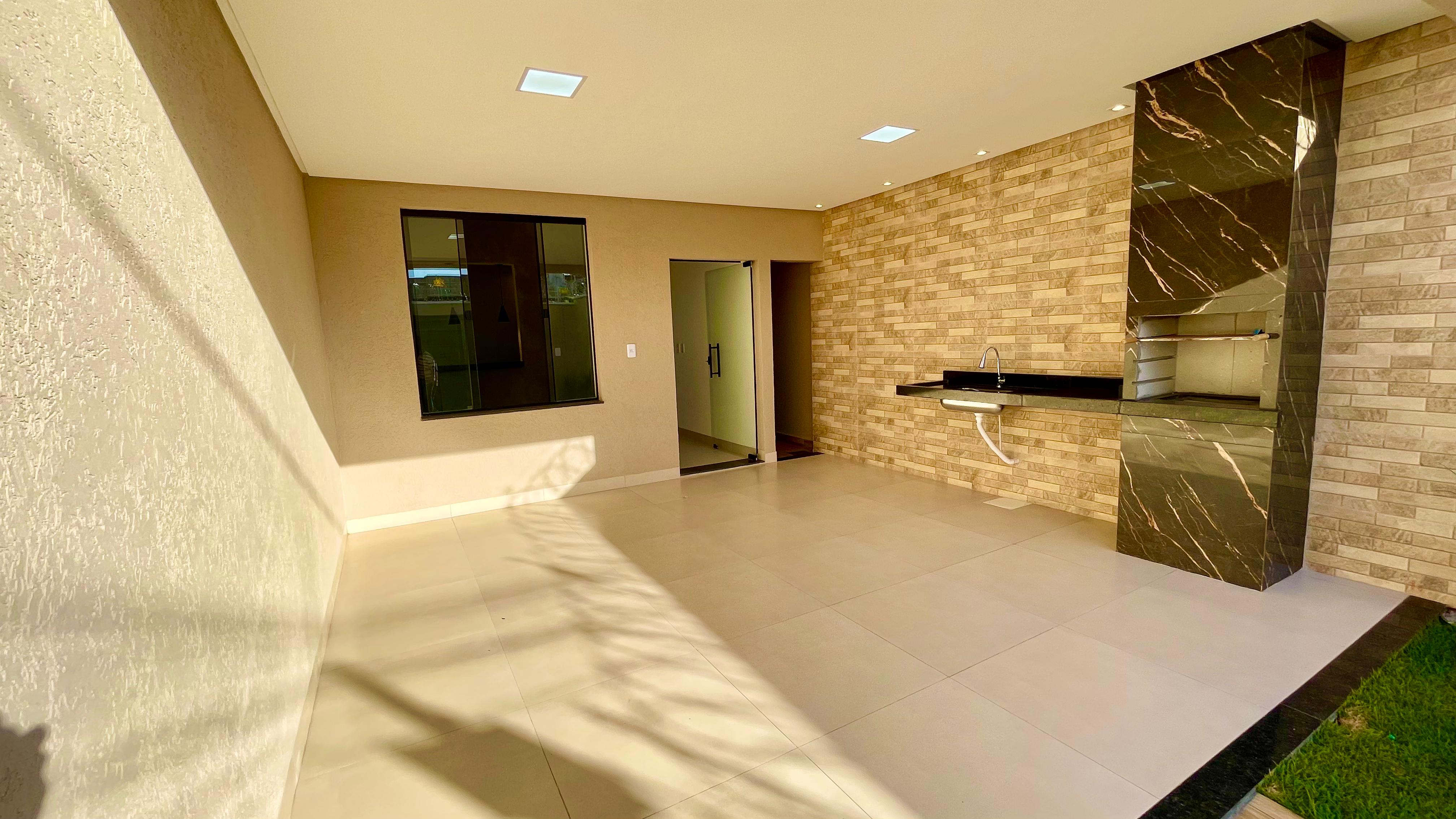 VENDO CASA DE 3 QUARTOS NA MELHOR LOCALIZAÇÃO da região do Setor NOVO PLANALTO - GOIÂNIA.