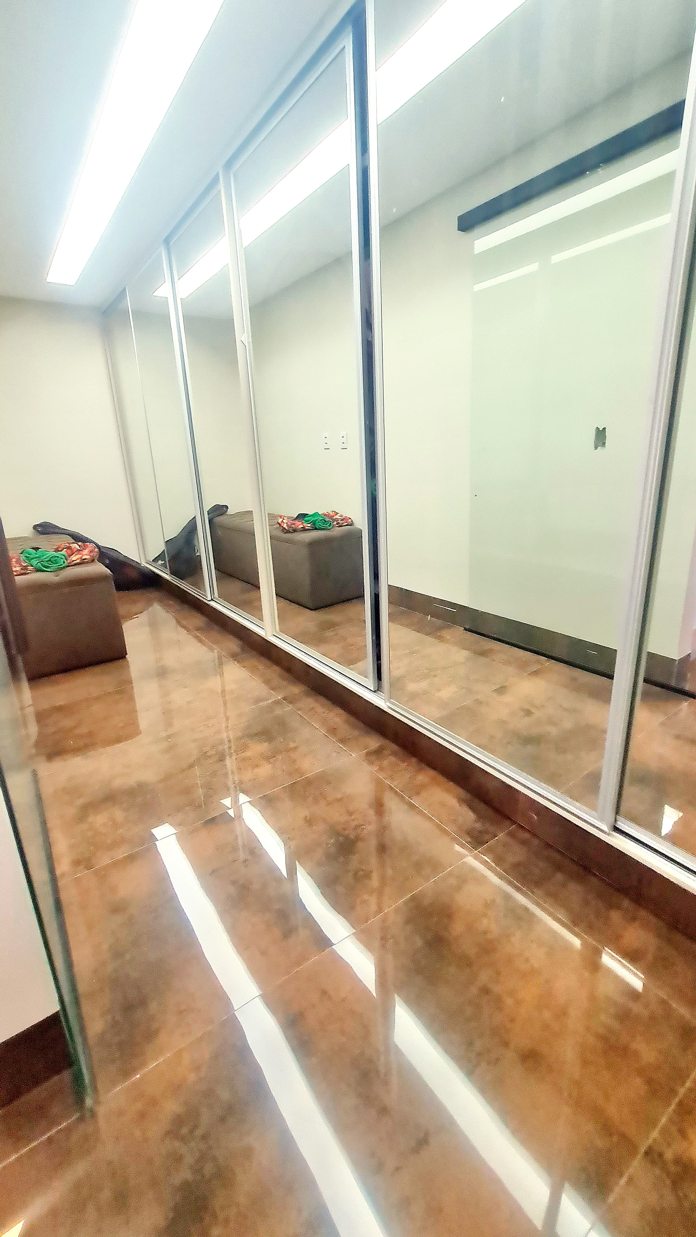 Residência de Alto Padrão com 3 Pavimentos, Piscina Aquecida, Espaço Gourmet e Vista Privilegiada para o Parque