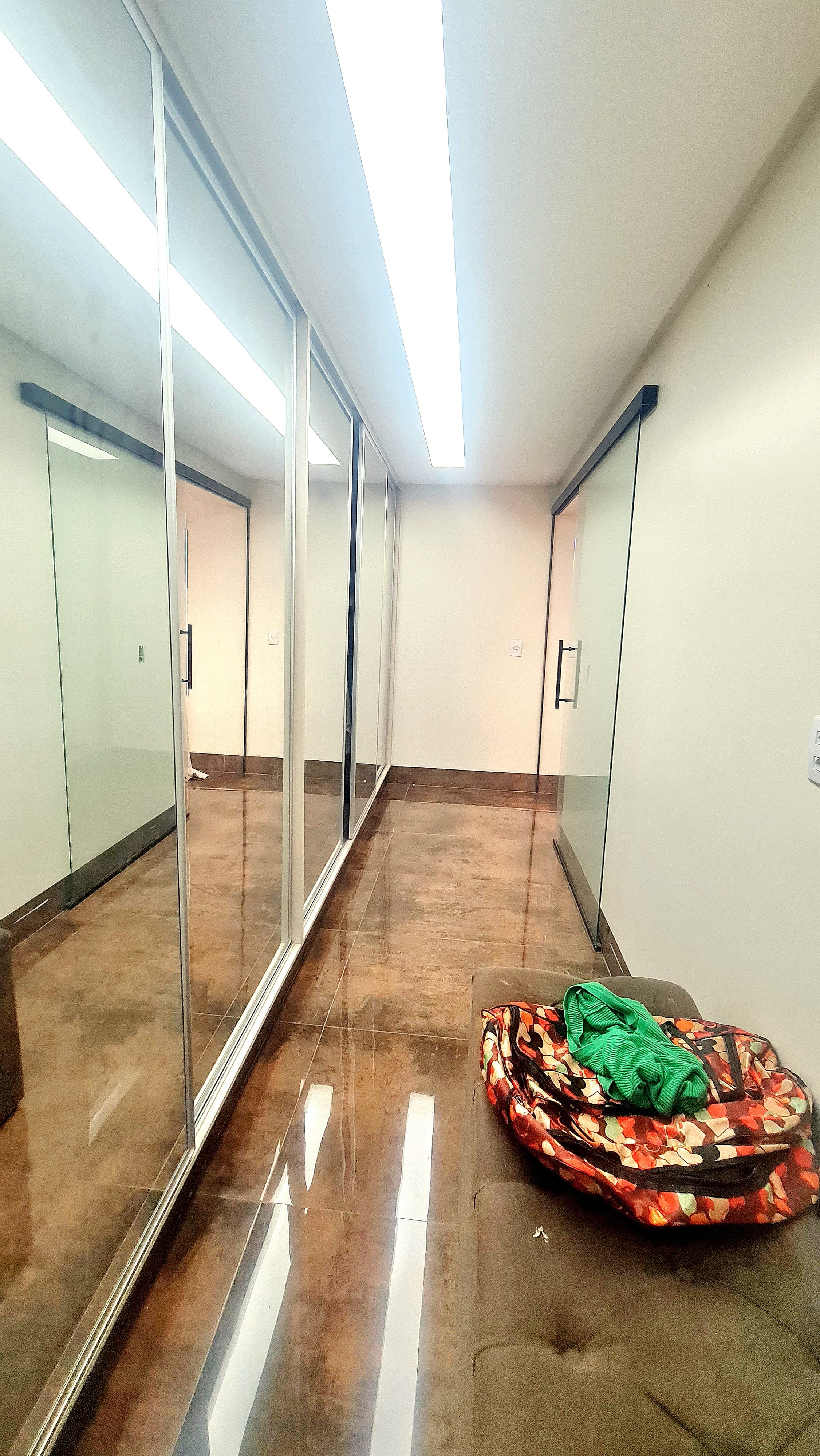Residência de Alto Padrão com 3 Pavimentos, Piscina Aquecida, Espaço Gourmet e Vista Privilegiada para o Parque