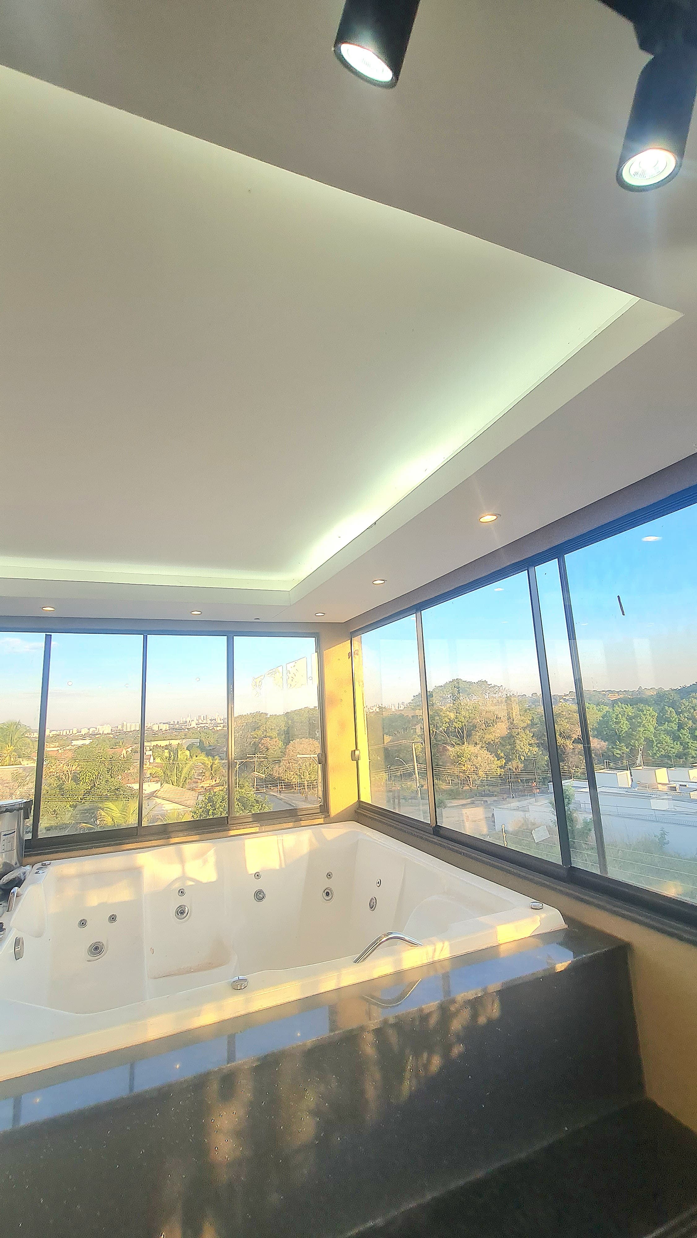 Residência de Alto Padrão com 3 Pavimentos, Piscina Aquecida, Espaço Gourmet e Vista Privilegiada para o Parque