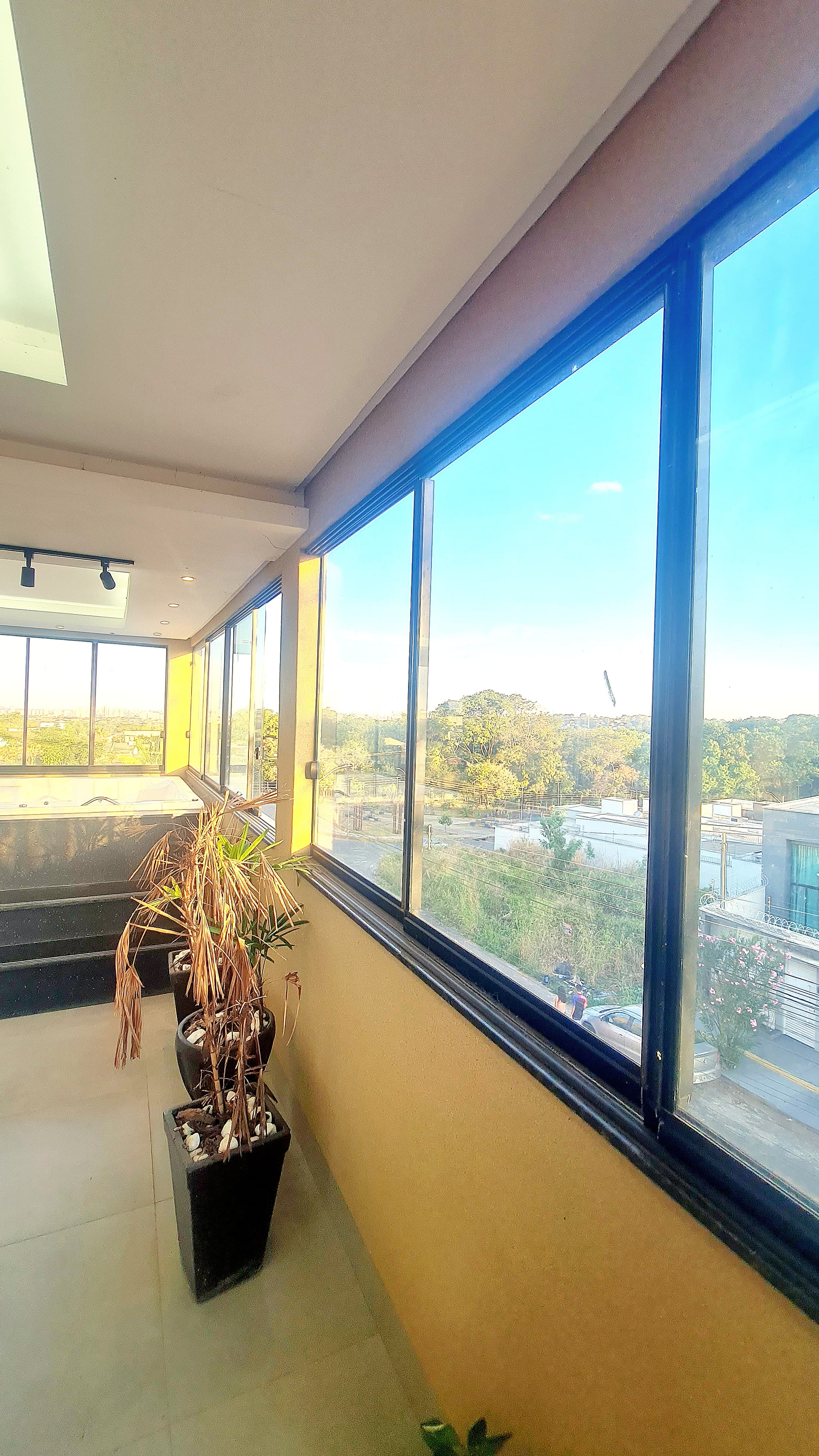 Residência de Alto Padrão com 3 Pavimentos, Piscina Aquecida, Espaço Gourmet e Vista Privilegiada para o Parque