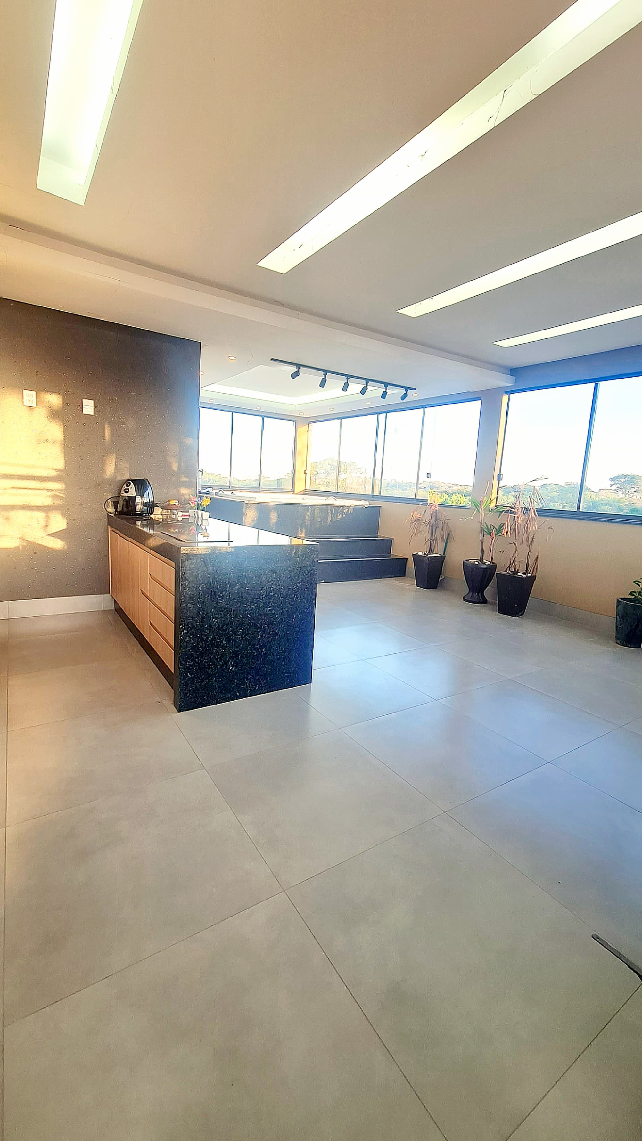 Residência de Alto Padrão com 3 Pavimentos, Piscina Aquecida, Espaço Gourmet e Vista Privilegiada para o Parque