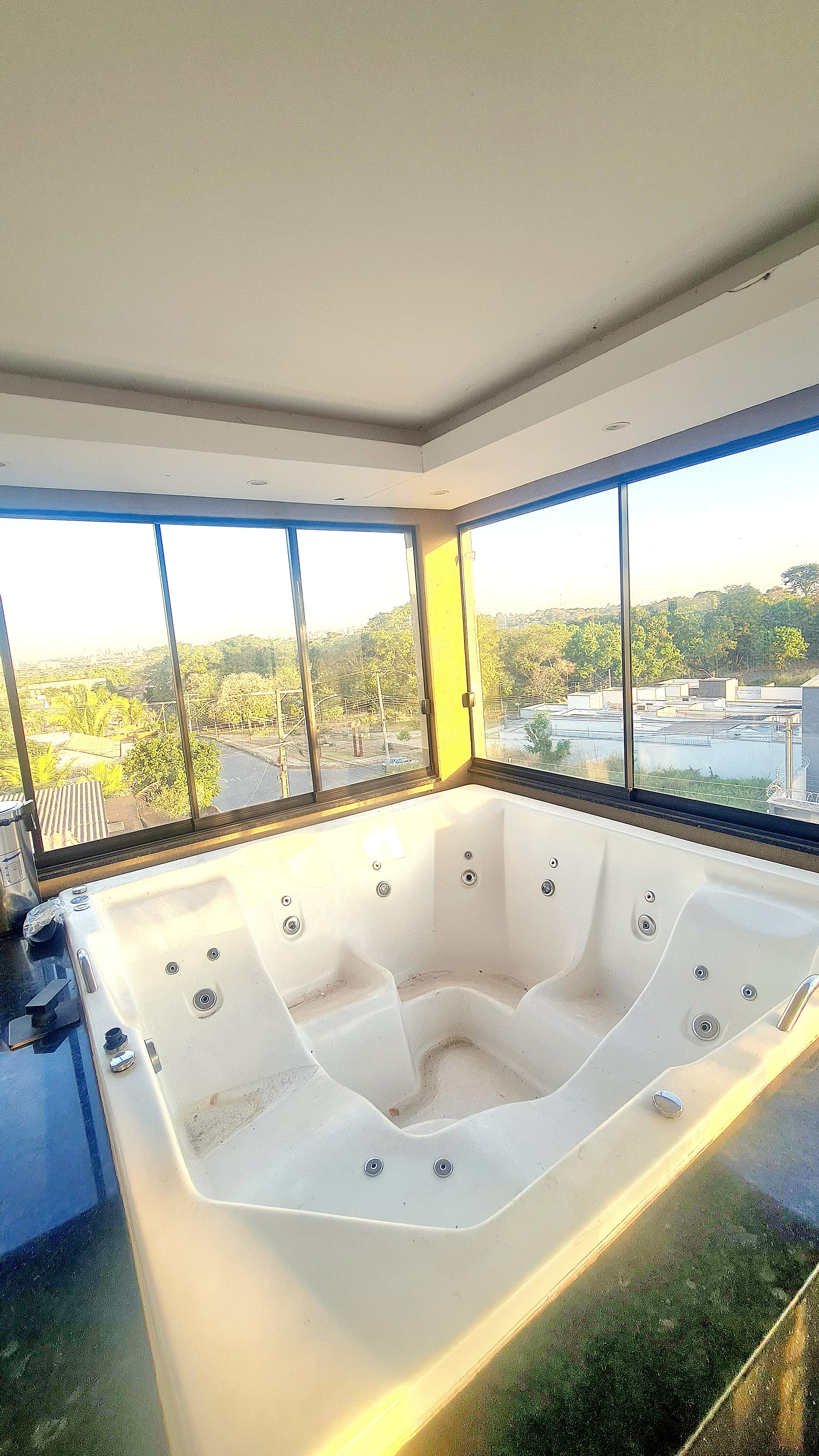 Residência de Alto Padrão com 3 Pavimentos, Piscina Aquecida, Espaço Gourmet e Vista Privilegiada para o Parque