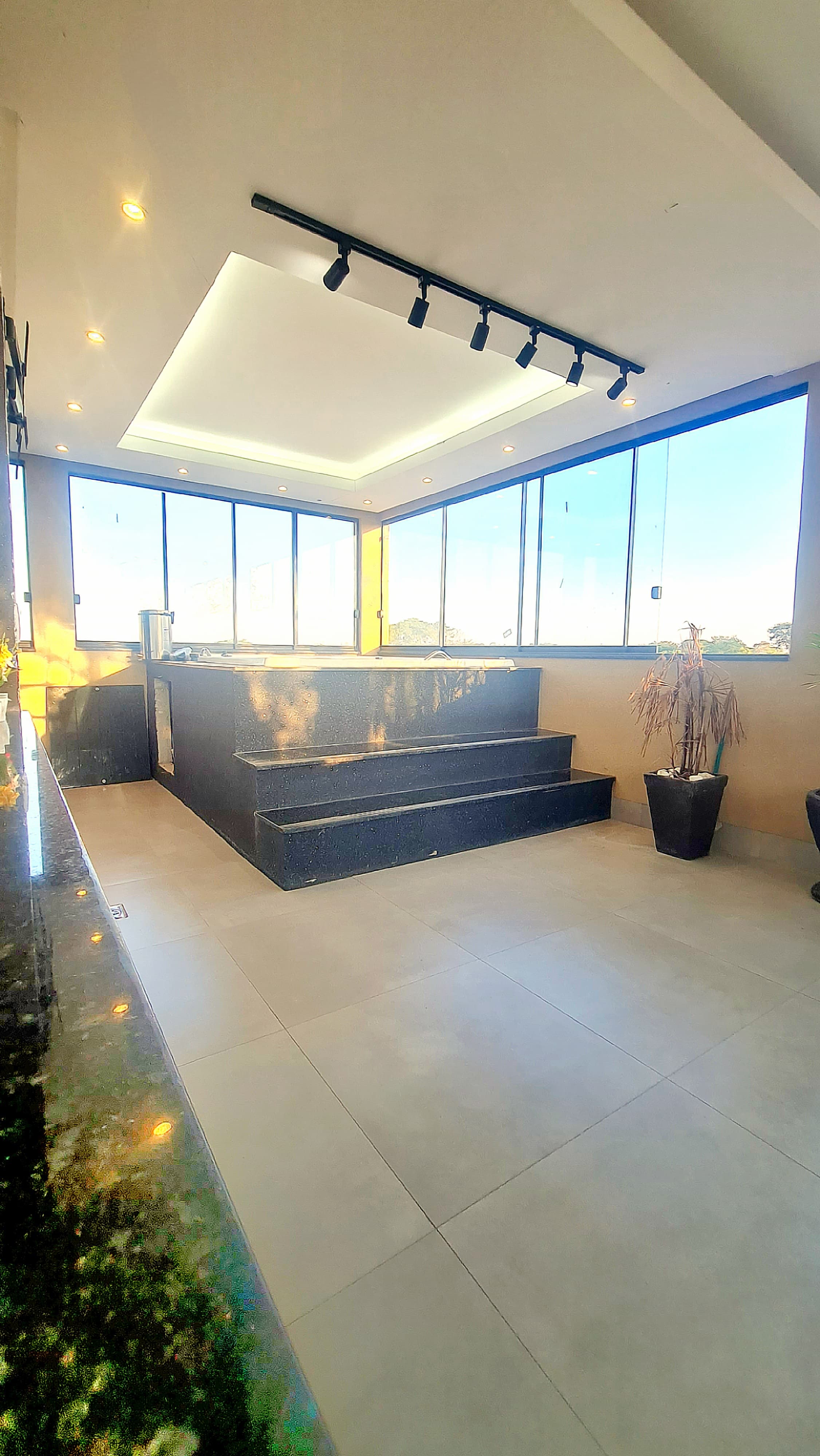 Residência de Alto Padrão com 3 Pavimentos, Piscina Aquecida, Espaço Gourmet e Vista Privilegiada para o Parque