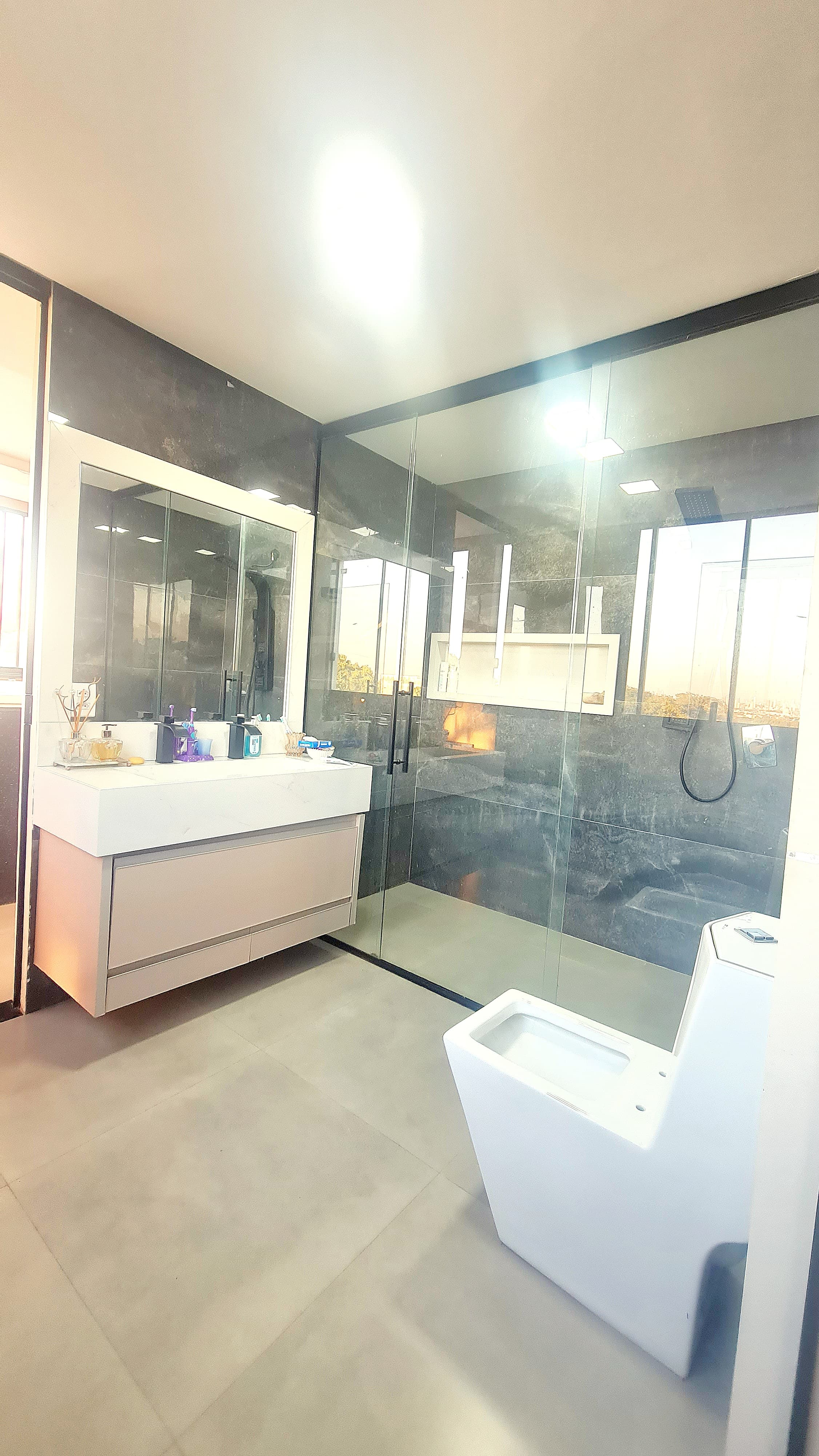 Residência de Alto Padrão com 3 Pavimentos, Piscina Aquecida, Espaço Gourmet e Vista Privilegiada para o Parque