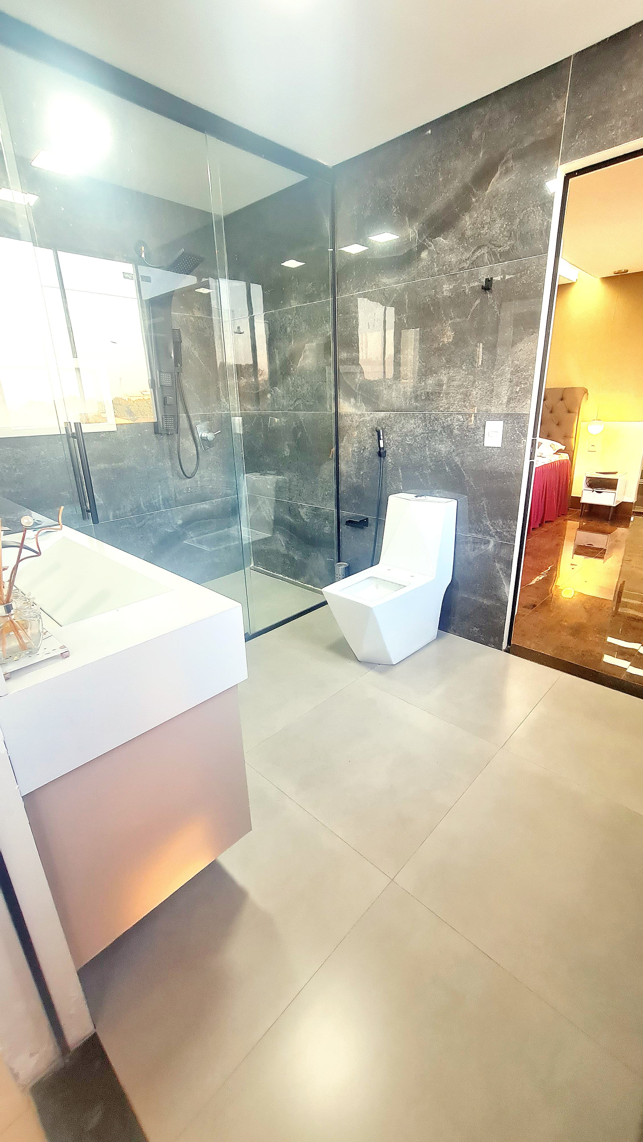 Residência de Alto Padrão com 3 Pavimentos, Piscina Aquecida, Espaço Gourmet e Vista Privilegiada para o Parque