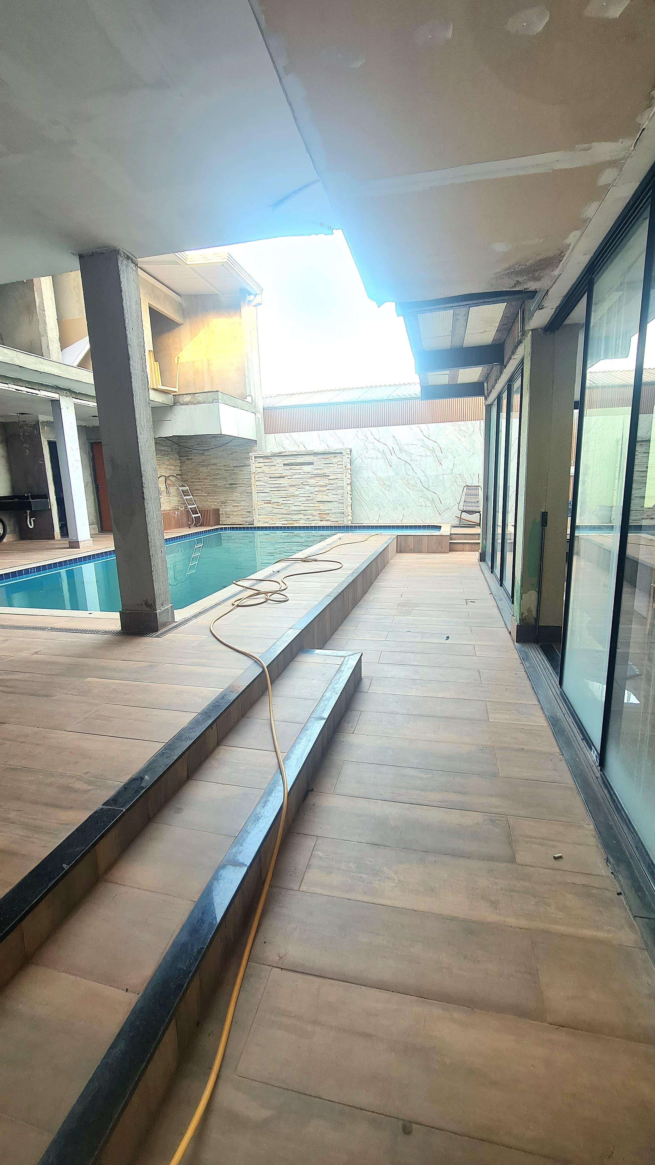 Residência de Alto Padrão com 3 Pavimentos, Piscina Aquecida, Espaço Gourmet e Vista Privilegiada para o Parque