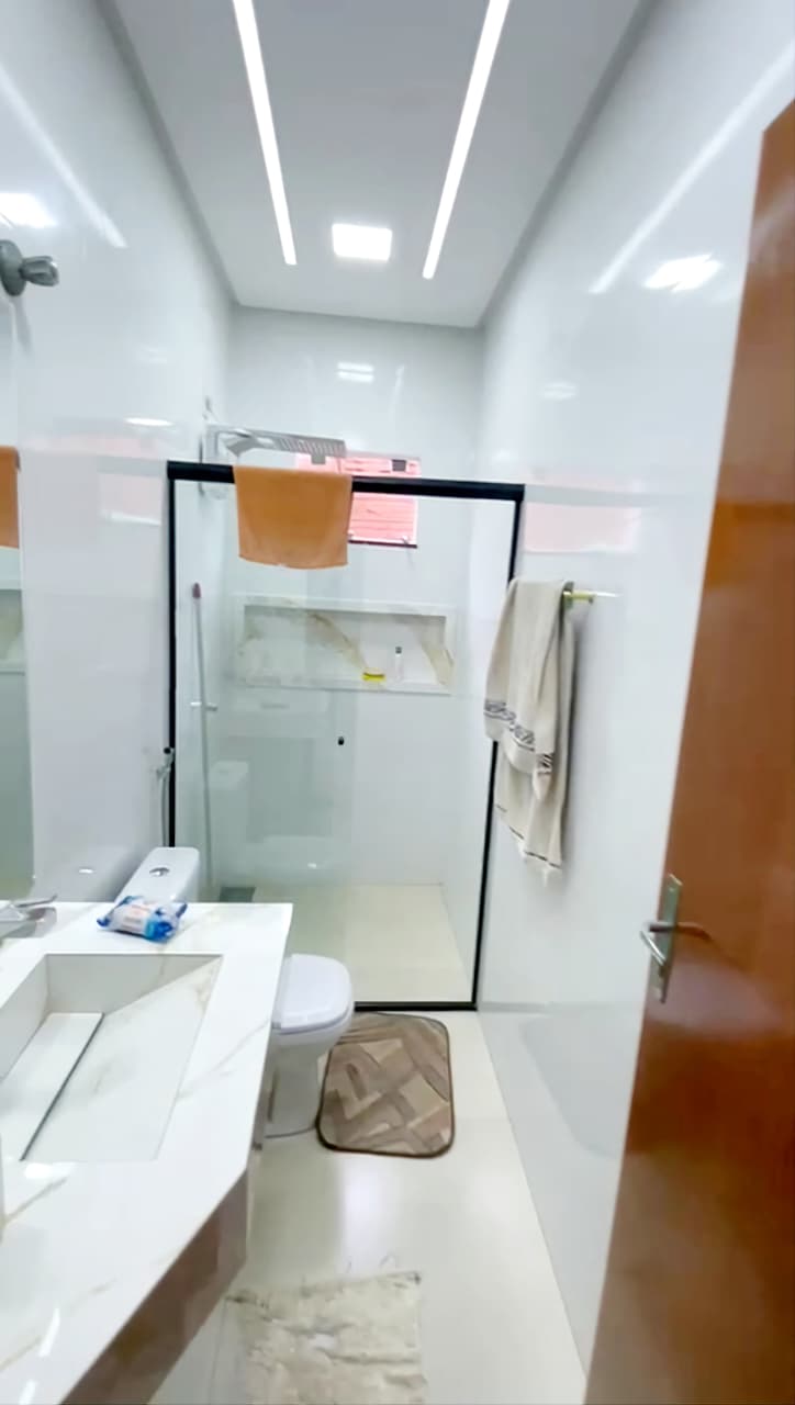 Piscina e muito lazer, Contendo o lote inteiro, acabamento diferenciado e vaga de garagem para vários veículos.