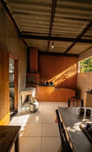 Casa com Ponto Comercial na Frente – Ótima para Morar e Investir