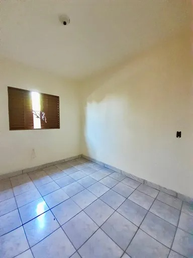 Casa + barracão com entradas laterais.