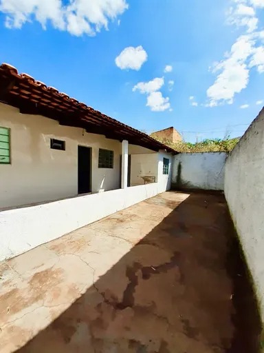 Casa + barracão com entradas laterais.