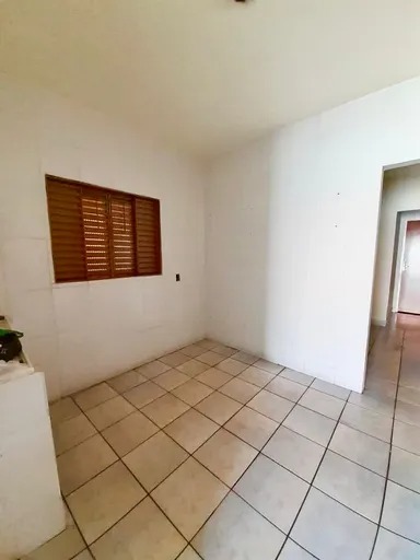Casa + barracão com entradas laterais.