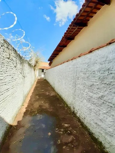 Casa + barracão com entradas laterais.