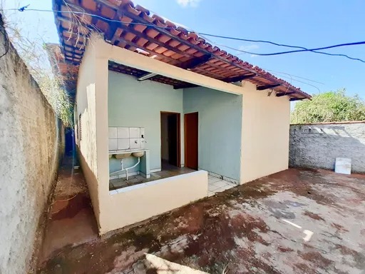 Casa + barracão com entradas laterais.