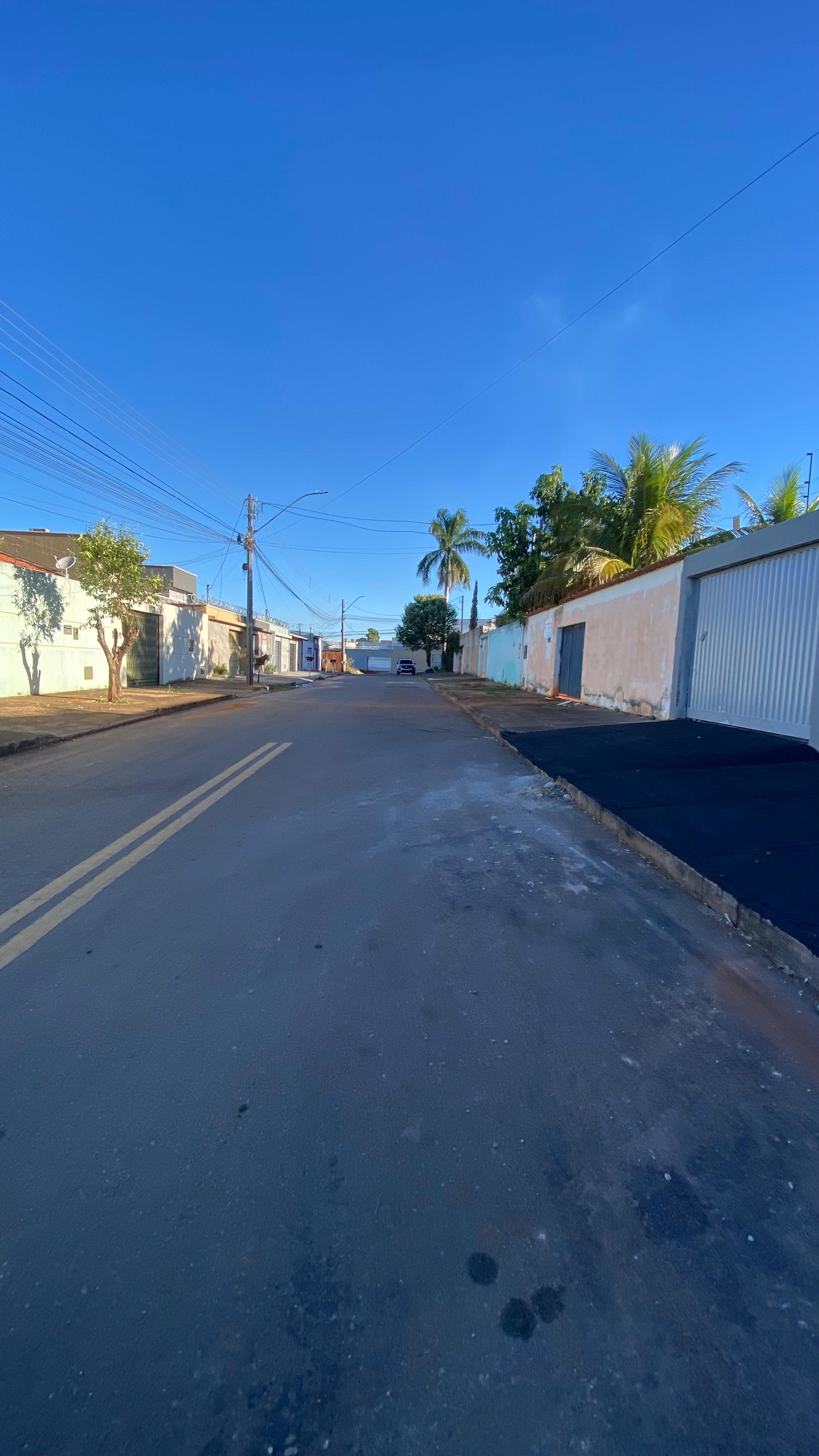 Casa à Venda no Parque das Flores, Goiânia - 3 Quartos, 1 Suíte, 250m²