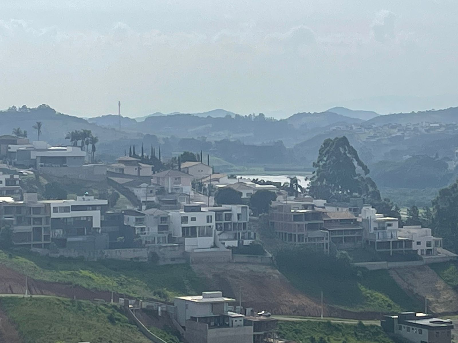 Terreno em declive no Via do Sol