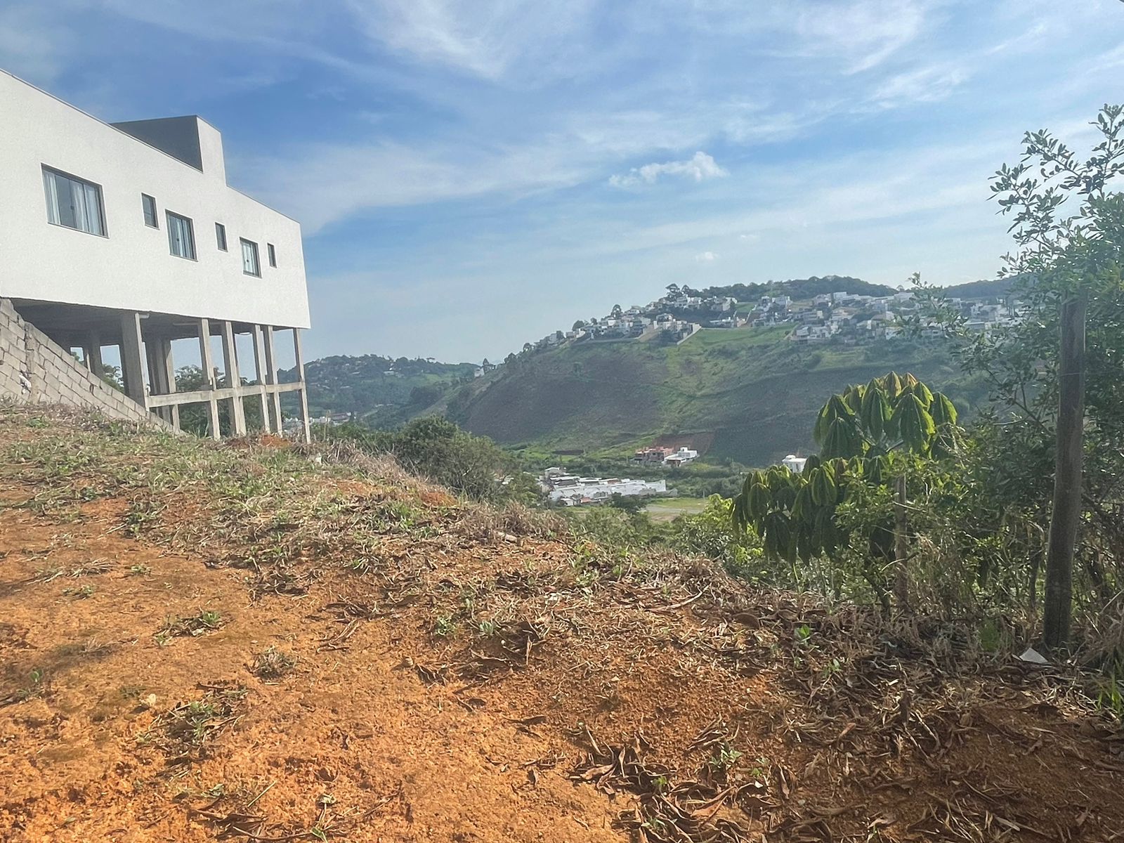 Terreno em declive no Via do Sol