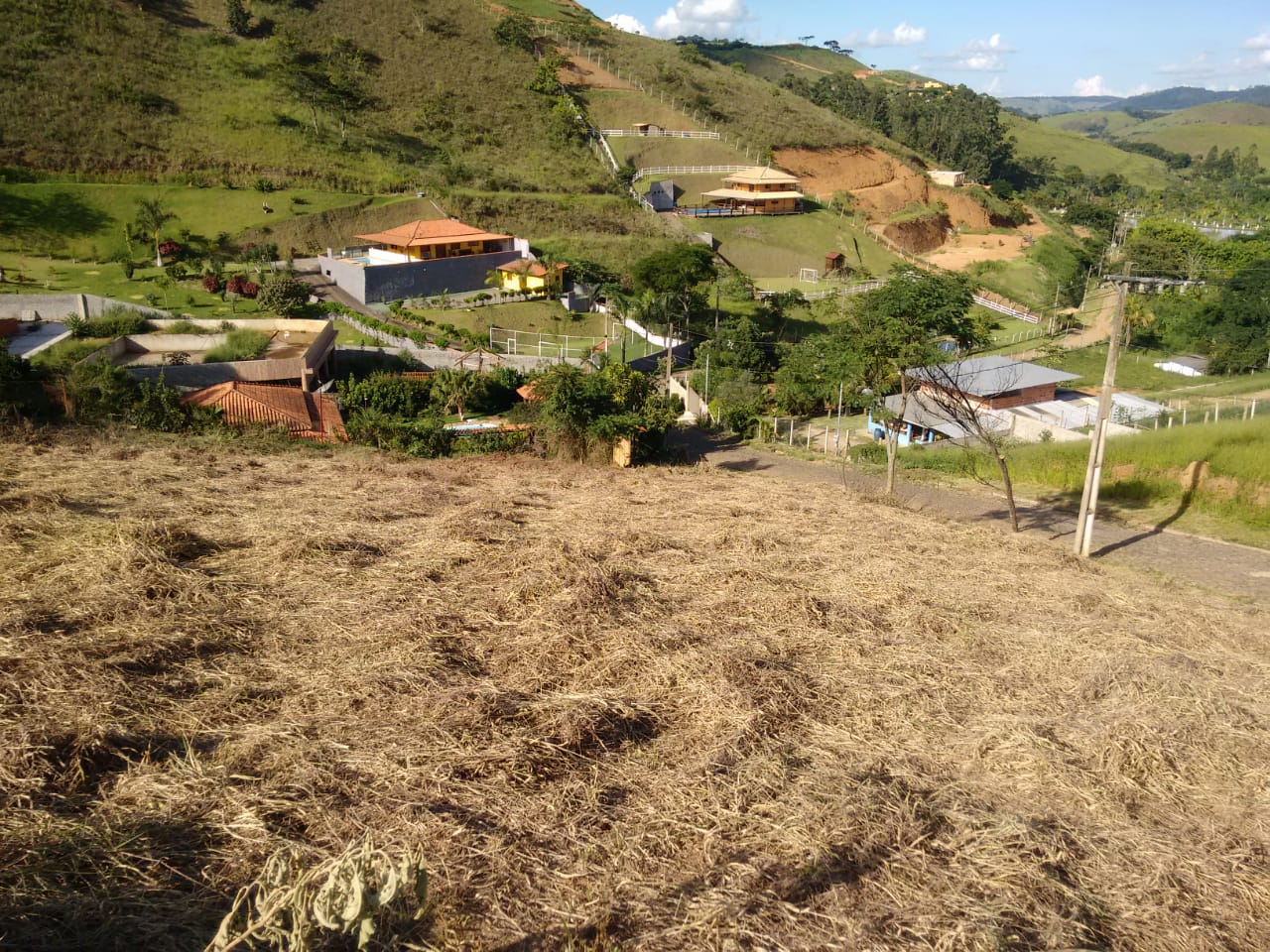 Granja com 2.700 m² no condomínio Parque das Colinas