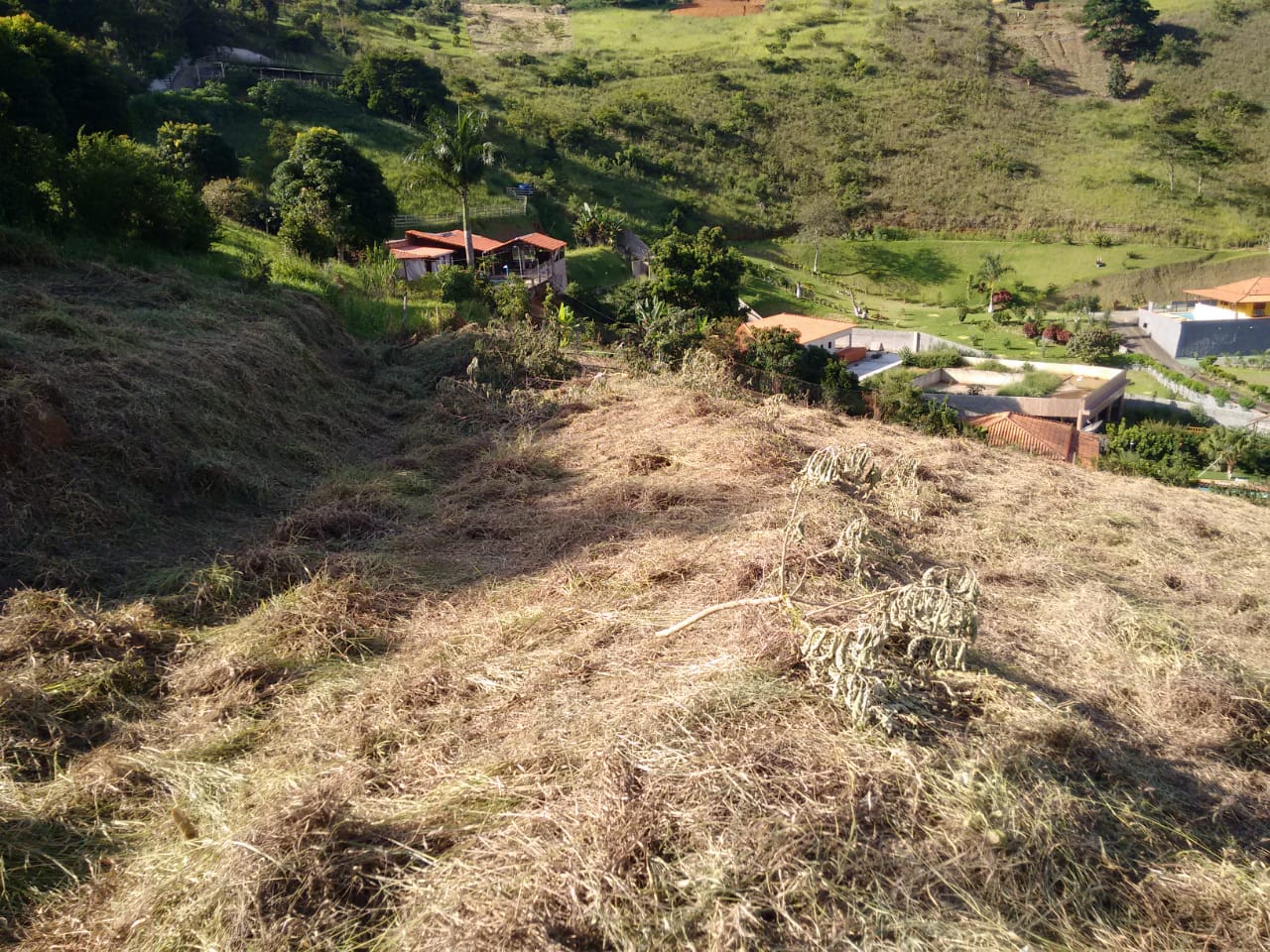 Granja com 2.700 m² no condomínio Parque das Colinas