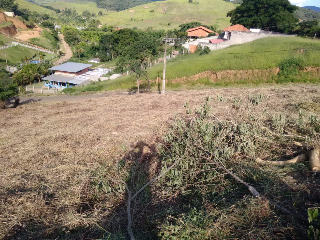 Granja com 2.700 m² no condomínio Parque das Colinas