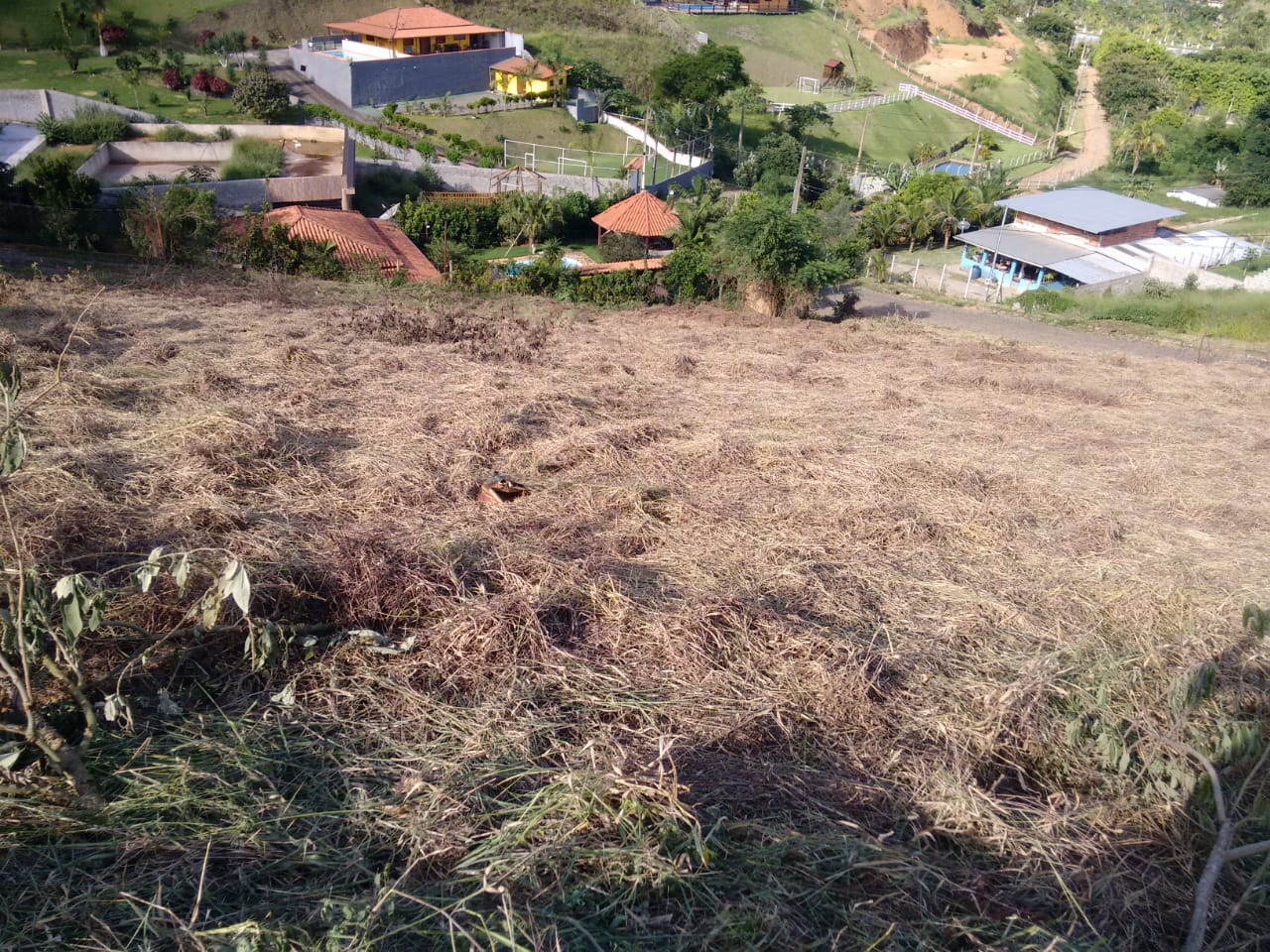 Granja com 2.700 m² no condomínio Parque das Colinas