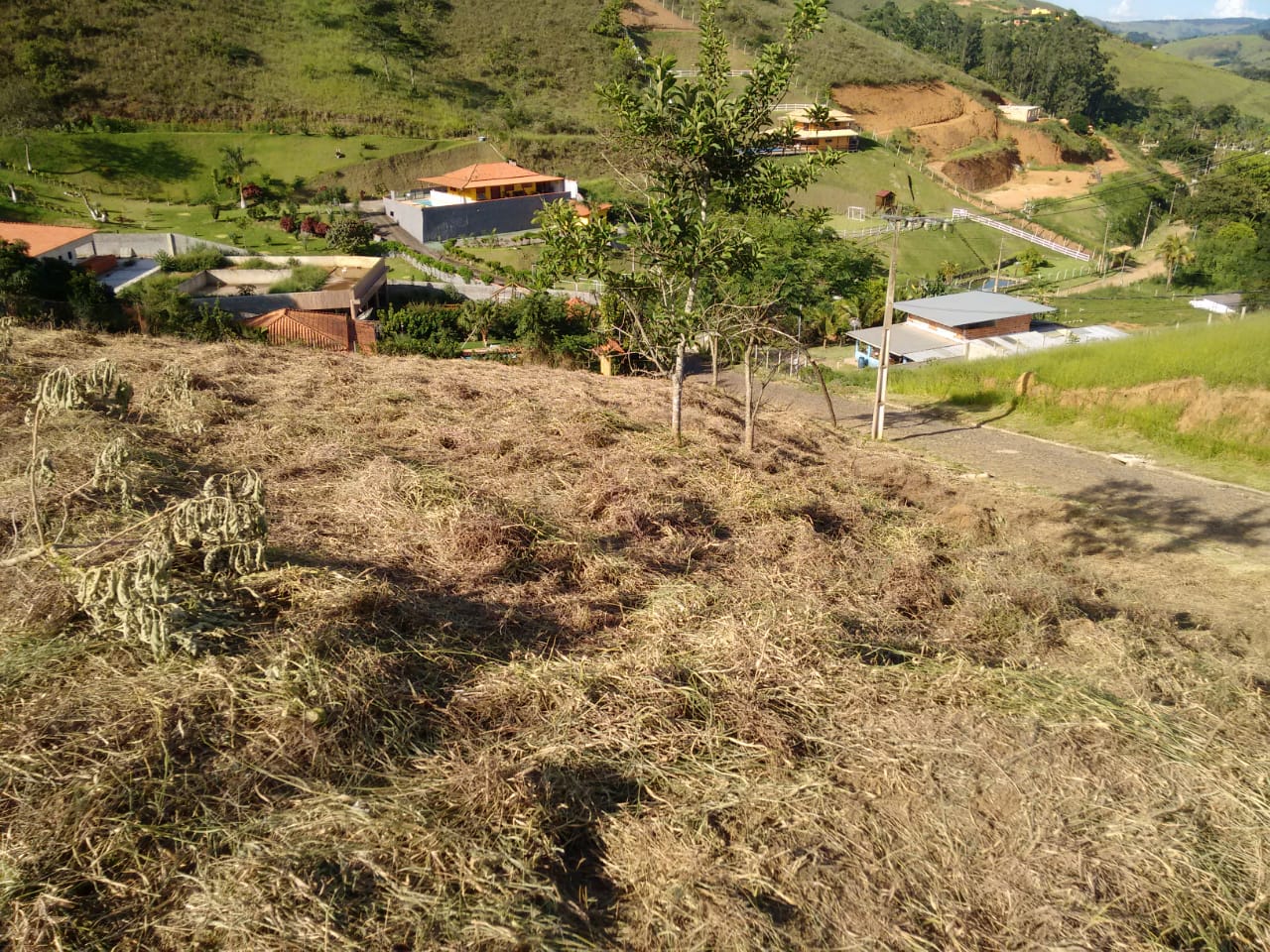 Granja com 2.700 m² no condomínio Parque das Colinas