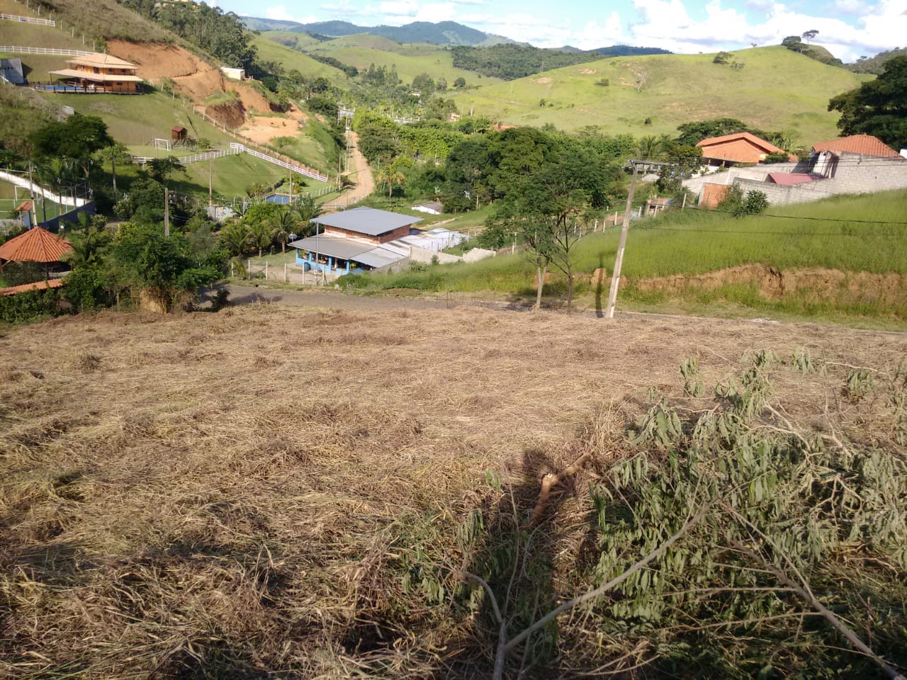 Granja com 2.700 m² no condomínio Parque das Colinas