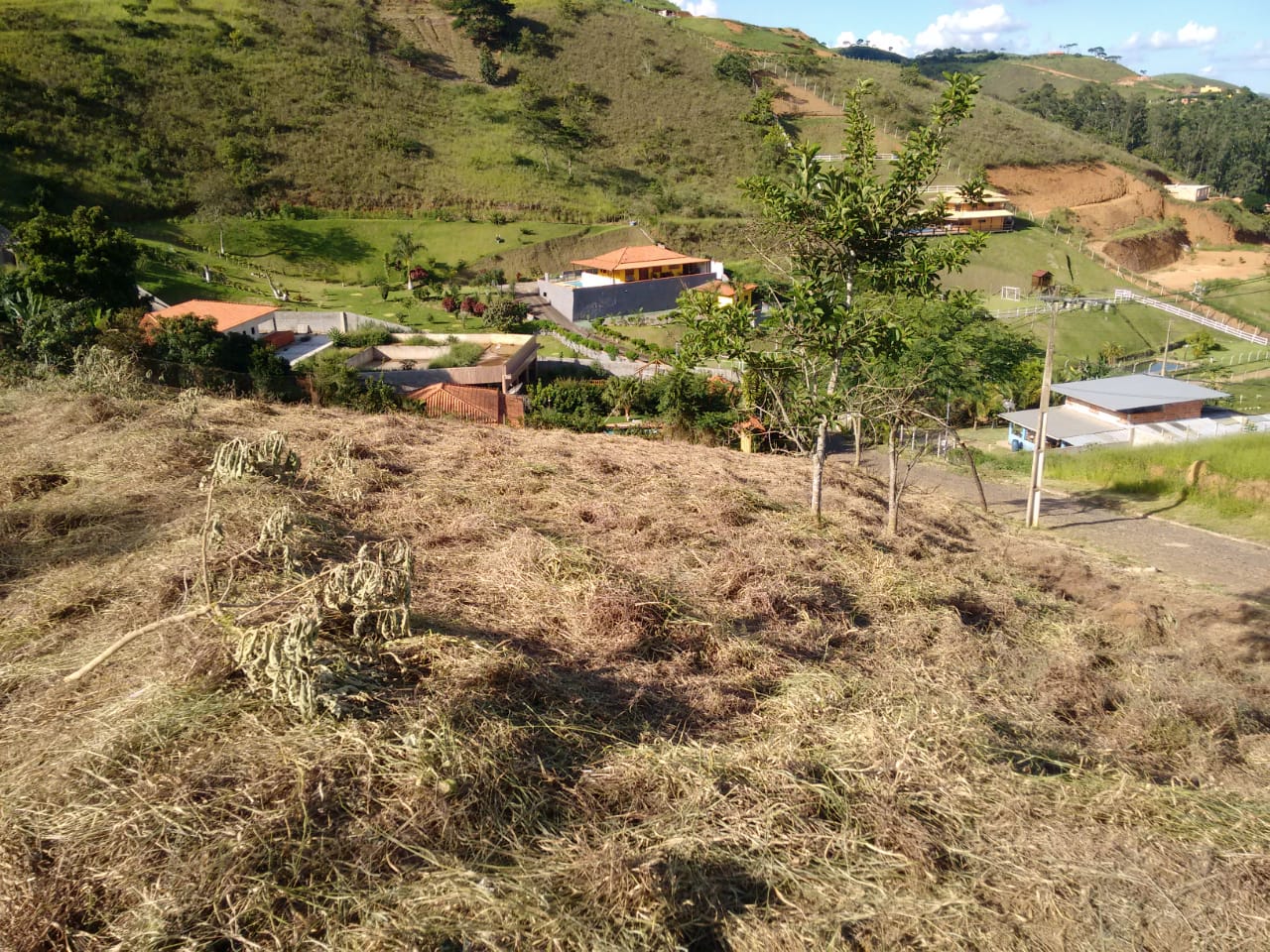 Granja com 2.700 m² no condomínio Parque das Colinas