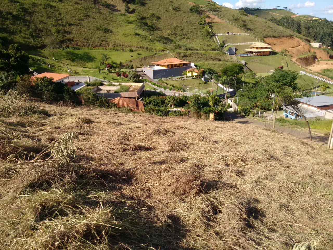 Granja com 2.700 m² no condomínio Parque das Colinas